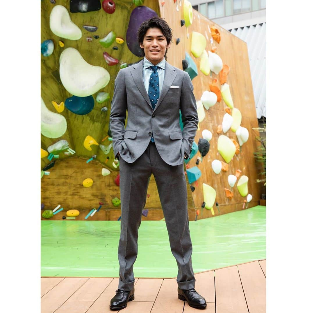 楢崎智亜さんのインスタグラム写真 - (楢崎智亜Instagram)「SUITS OF THE YEAR 2020を受賞しました👔素晴らしい賞を頂きとても光栄です🙏🏻スーツを着ると身も心も引き締まりますね！ • 今回は新型コロナウイルスの影響で、 授賞式は初のフルCGで作成した会場でのバーチャル授賞式に出席しました！• • https://ps.nikkei.co.jp/soy/ • 本日発売のMEN'S EX12月号にも特集記事が掲載されているので是非ご覧ください📚 —————————————— #mens_ex #suitsoftheyear2020 #nikkeistyle photographer:筒井義昭さん —————————————— @au_official #セブンイレブン @thenorthfacejp #アイディホーム @air_sleeptechnology @unparallelup @frictionlabs」11月8日 19時09分 - tomoa_narasaki