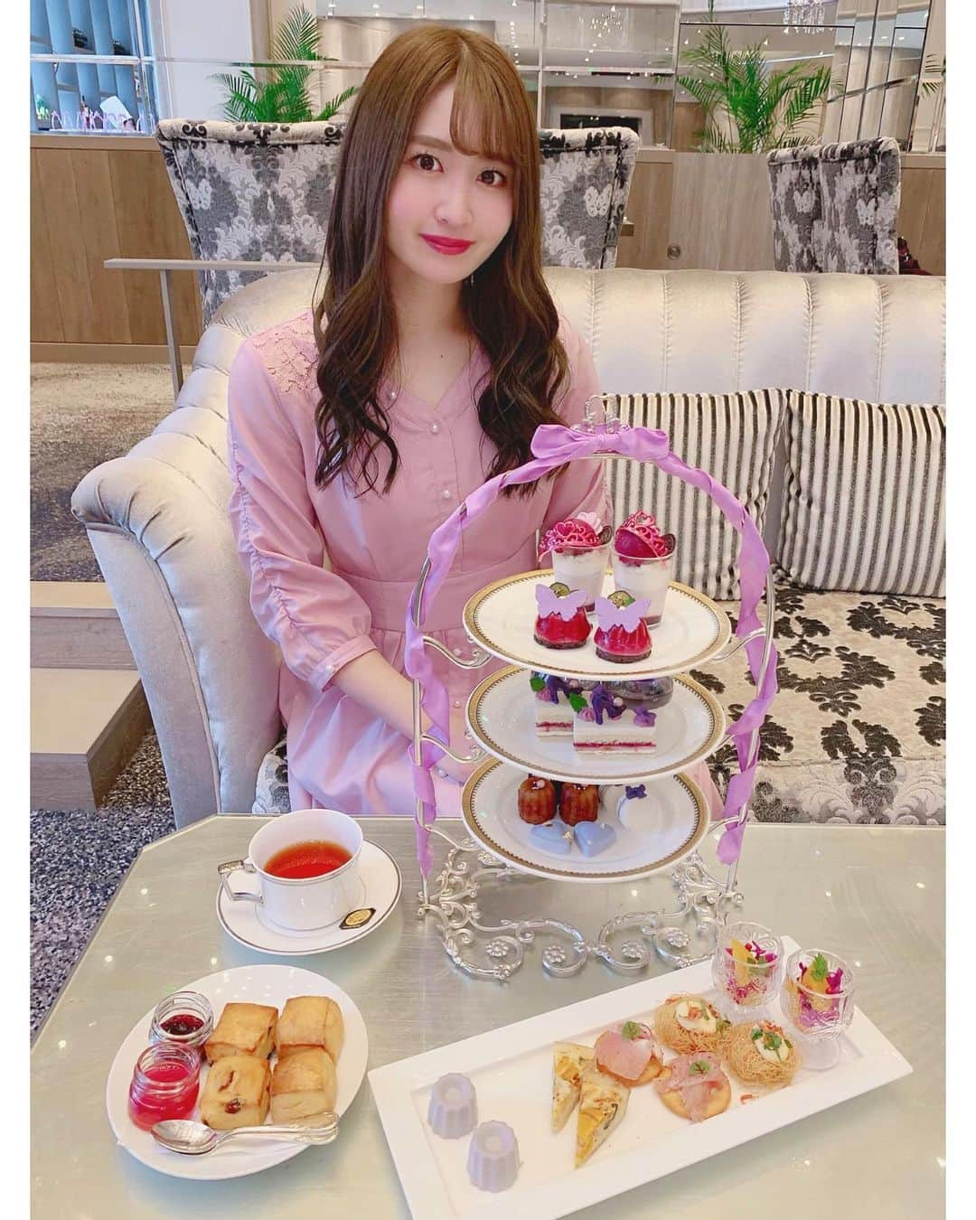 沢井里奈さんのインスタグラム写真 - (沢井里奈Instagram)「⠀ ⠀ マリーアントワネットの SUMIRE SWEETS COLLECTION♪🍰💜 @ ストリングスホテル八事NAGOYA 　 すみれ色で統一されていて どれも繊細で美味しかったです😌🌸 佐藤すみれさん監修のスイーツ いつも可愛すぎます、、🥺💕💕 　 　 #アフタヌーンティー #さわーカフェ巡り」11月8日 19時01分 - sawairina