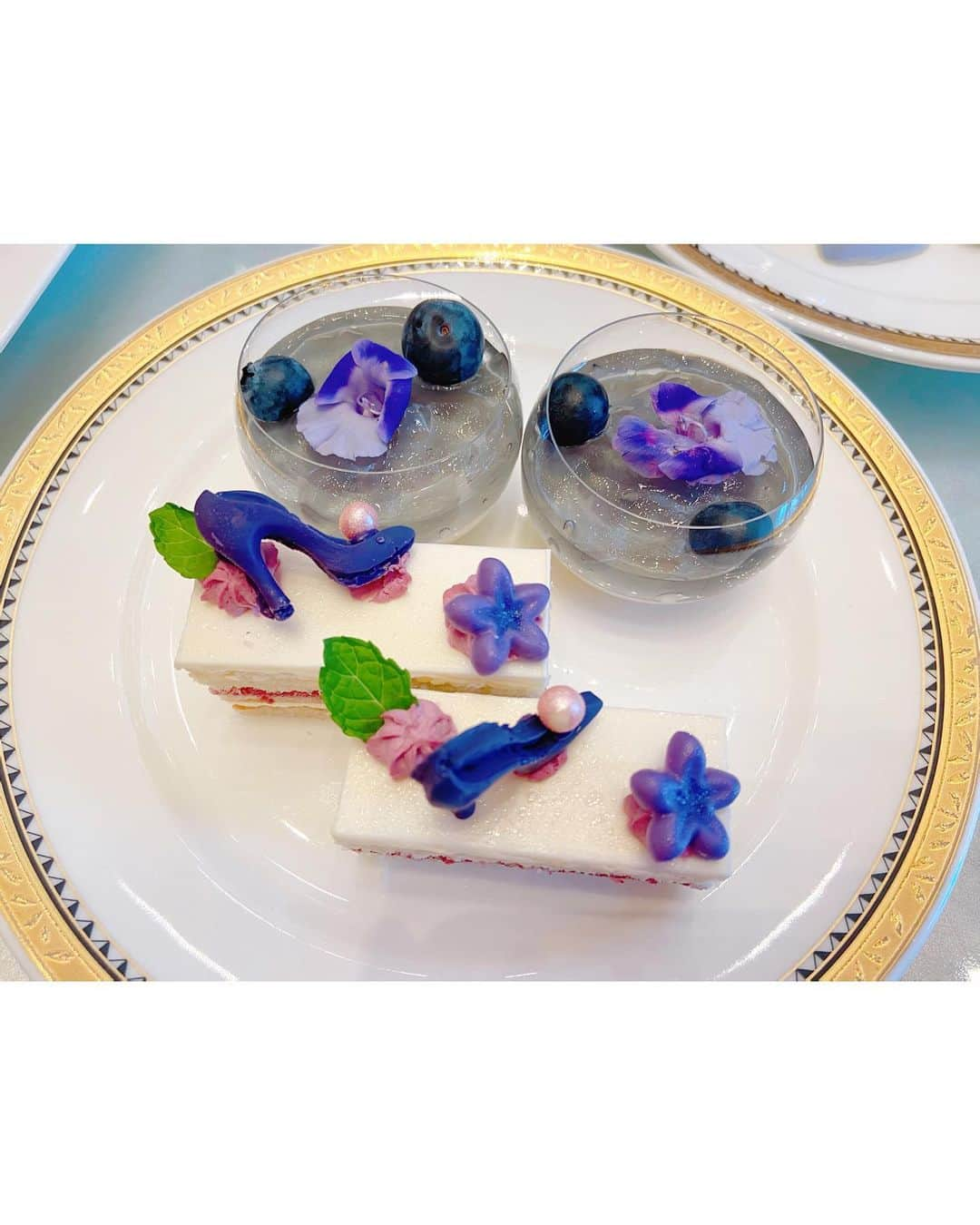 沢井里奈さんのインスタグラム写真 - (沢井里奈Instagram)「⠀ ⠀ マリーアントワネットの SUMIRE SWEETS COLLECTION♪🍰💜 @ ストリングスホテル八事NAGOYA 　 すみれ色で統一されていて どれも繊細で美味しかったです😌🌸 佐藤すみれさん監修のスイーツ いつも可愛すぎます、、🥺💕💕 　 　 #アフタヌーンティー #さわーカフェ巡り」11月8日 19時01分 - sawairina