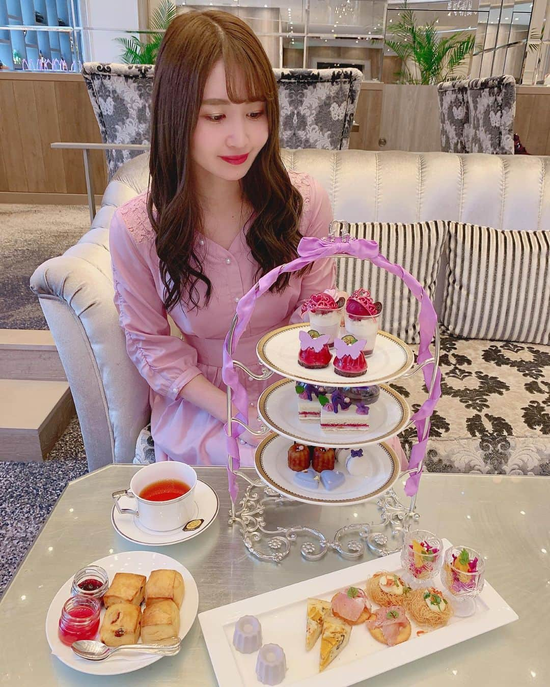 沢井里奈さんのインスタグラム写真 - (沢井里奈Instagram)「⠀ ⠀ マリーアントワネットの SUMIRE SWEETS COLLECTION♪🍰💜 @ ストリングスホテル八事NAGOYA 　 すみれ色で統一されていて どれも繊細で美味しかったです😌🌸 佐藤すみれさん監修のスイーツ いつも可愛すぎます、、🥺💕💕 　 　 #アフタヌーンティー #さわーカフェ巡り」11月8日 19時01分 - sawairina