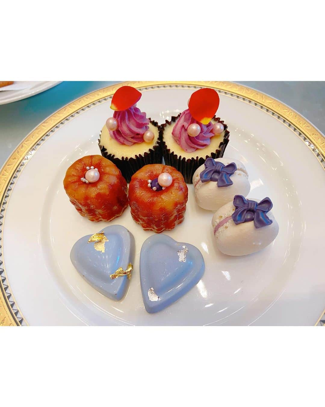 沢井里奈さんのインスタグラム写真 - (沢井里奈Instagram)「⠀ ⠀ マリーアントワネットの SUMIRE SWEETS COLLECTION♪🍰💜 @ ストリングスホテル八事NAGOYA 　 すみれ色で統一されていて どれも繊細で美味しかったです😌🌸 佐藤すみれさん監修のスイーツ いつも可愛すぎます、、🥺💕💕 　 　 #アフタヌーンティー #さわーカフェ巡り」11月8日 19時01分 - sawairina