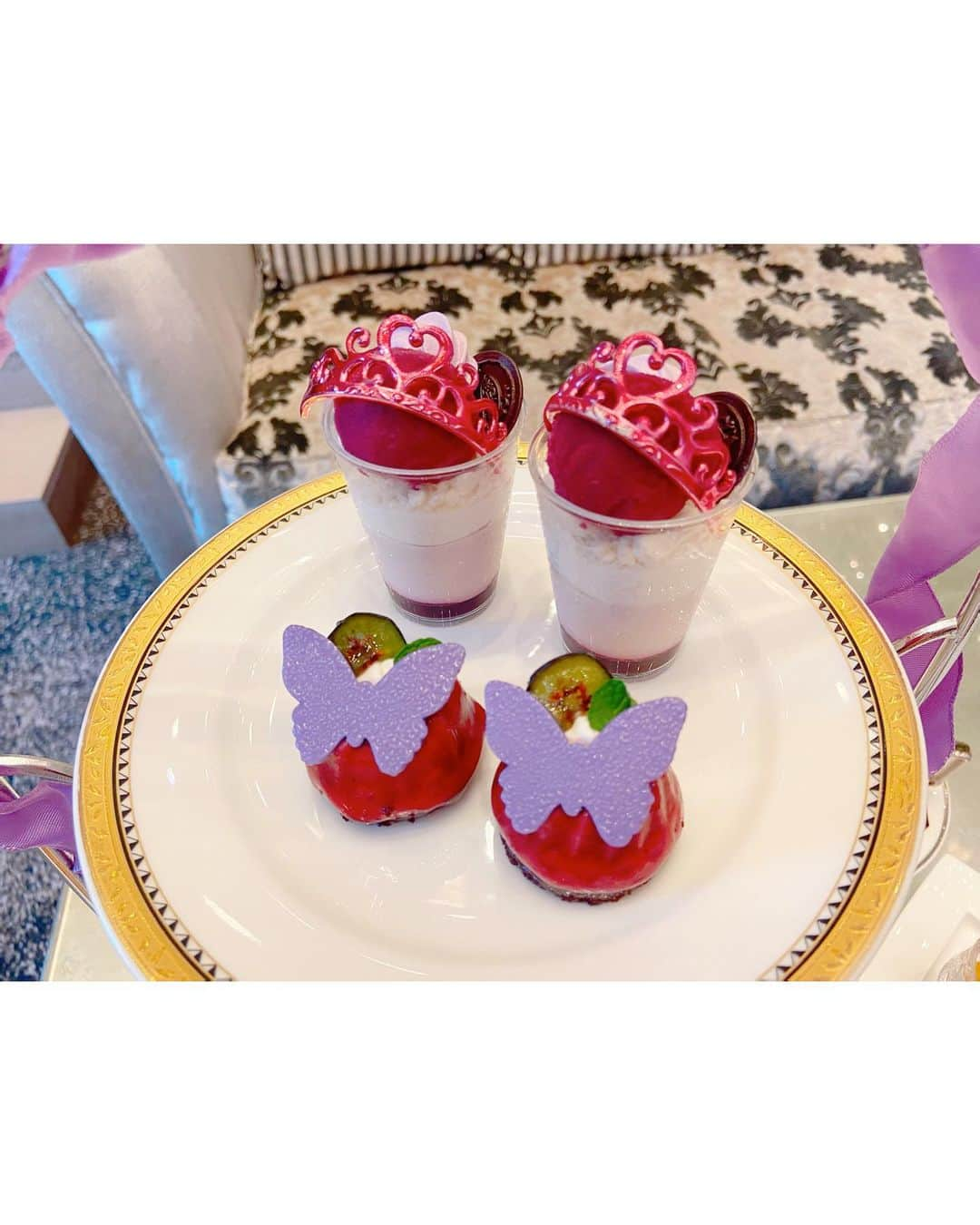 沢井里奈さんのインスタグラム写真 - (沢井里奈Instagram)「⠀ ⠀ マリーアントワネットの SUMIRE SWEETS COLLECTION♪🍰💜 @ ストリングスホテル八事NAGOYA 　 すみれ色で統一されていて どれも繊細で美味しかったです😌🌸 佐藤すみれさん監修のスイーツ いつも可愛すぎます、、🥺💕💕 　 　 #アフタヌーンティー #さわーカフェ巡り」11月8日 19時01分 - sawairina