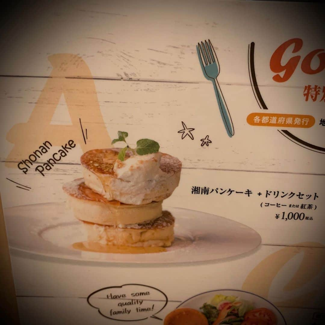 新垣泉子さんのインスタグラム写真 - (新垣泉子Instagram)「GoToイート『プレミアム付き食事券』限定メニュー☆  いよいよ福岡も“GoTo食事券“が始まりますね！ 先日、ネット先行予約のニュースをお伝えしましたが、この食事券の存在、知っていますか？？？  色んなGoToがあるから、わかんないよー！って方もいらっしゃるかもしれませんが、今回の食事券は、簡単に言うと、 【8,000円で、 1万円分の食事券が買える！】 というもの。 2,000円分お得！です☆ 1000円分✖️10枚です。  【ポイント】としては、 ◆身近なコンビニで発券できる！ ◆紙で発券されるから、わかりやすい！  というところでしょうか。  【注意点】としては、 お釣りは出ません。  もしお会計の時に1,200円だったら、1000円分の食事券を出して、200円分は現金でお支払い、というかたちになると思います。  もちろん2,000円分の食事券で支払いもできますが、お釣りが出ないので、それだと、ちょっともったいないですよね！  そこに目を付けて、 1,000円ぴったりメニューや 2,000円ぴったりメニューを新たに作っているお店もあるようです！  先日取材させていただいた 東区アイランドアイ内にある 『湘南パンケーキ』では、 自慢の湘南パンケーキ＋ドリンクセットで【1,000円ぴったりメニュー】など、色んなぴったりメニューを作っていらっしゃいます☆ しかも、通常のお値段より、 かなりお得！！！ 私もGoTo食事券で食べに行く予定です！！！(o^^o)  コンビニによって、購入方法や日程などが異なるので、GoTo食事券について詳しくは、 公式ページ https://gotoeat-fukuoka.jp/ をご覧ください(^ ^)  #goto食事券 #gotoeat食事券 #gotoイートプレミアム付き食事券 #gotoeat #gotoキャンペーン  #gotoeatキャンペーン  #湘南パンケーキ #ぴったりメニュー #パンケーキ　 #福岡グルメ  #福岡カフェ #福岡パンケーキ #絶品パンケーキ #tnc #アナウンサー #新垣泉子」11月8日 19時02分 - motoko.arakaki