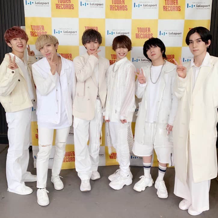 BUZZ-ER.のインスタグラム：「【🐝ららぽーと立川立飛🐝】 本日もリリースイベントに お越し頂き、 ありがとうございました🤗🌈  お天気☀️にも 恵まれてたライブになりました‼️  ⚠️SHALFはお休みでした。 ご心配をおかけしました。 @shalf527 🙇‍♂️」