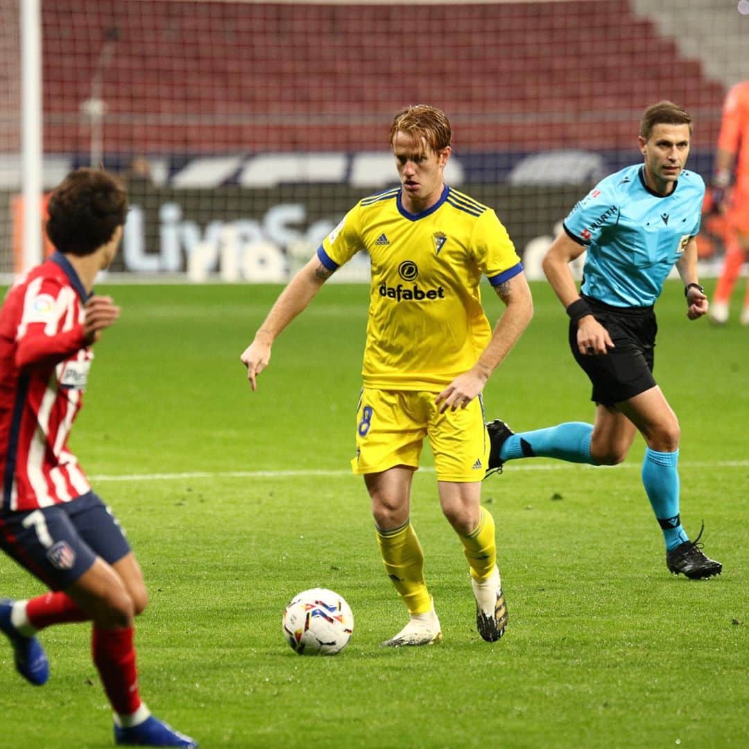 アレハンドロ・フェルナンデス・イグレシアスのインスタグラム：「Ayer fue una durísima derrota, con muchos errores. Pero sabemos el camino para mejorar y ganar! Siempre Cádiz💛💙  #mehandichoqueelamarillo #AF8」
