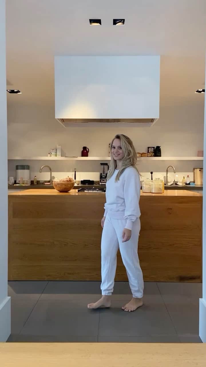 キラ・ウィノナのインスタグラム：「GIVEAWAY TIME FOR WOMEN & MEN  Living in my loungewear by @americanvintage_officiel   You can win a 250 Euro shop credit from @americanvintage_officiel   What you need to do? 1. Tag a minimum Of one friend under this video  2. Women: follow @americanvintage_officiel and me. 3. Men: follow @americanvintage.men and me. 4. Share in story to multiply your chances of winning  PS. You can use the shop credit for all items and not only for their loungewear.  Giveaway closes on Wednesday the 11th of November at 10 am CET  Shot by @jesperlucas」