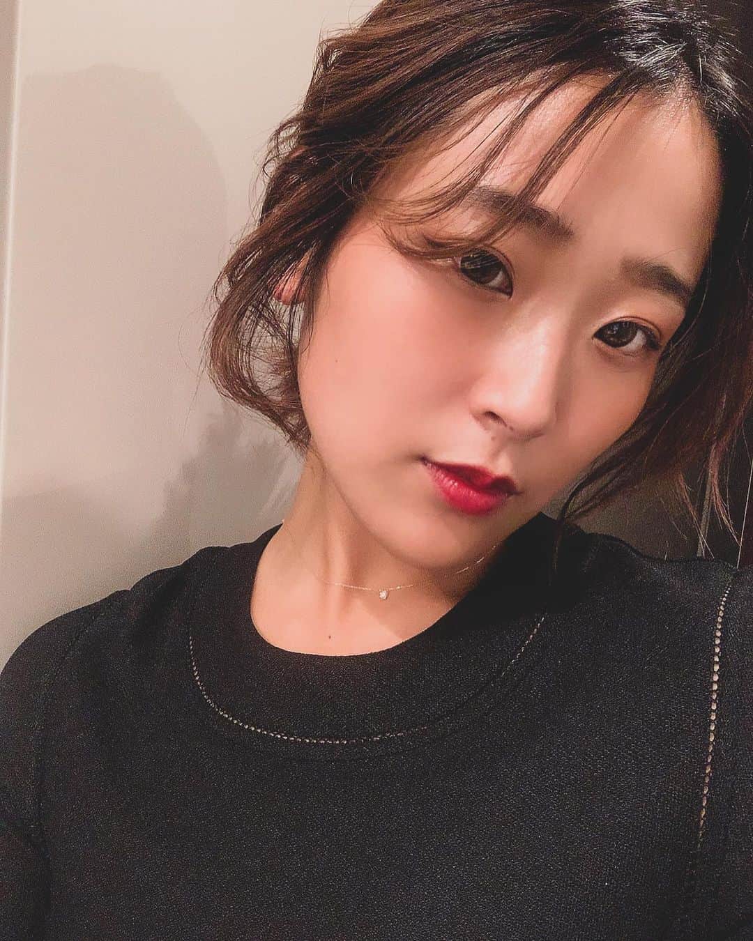 のインスタグラム：「@hermes リップが上品で発色よくて🖤 #hermes #lipstick」