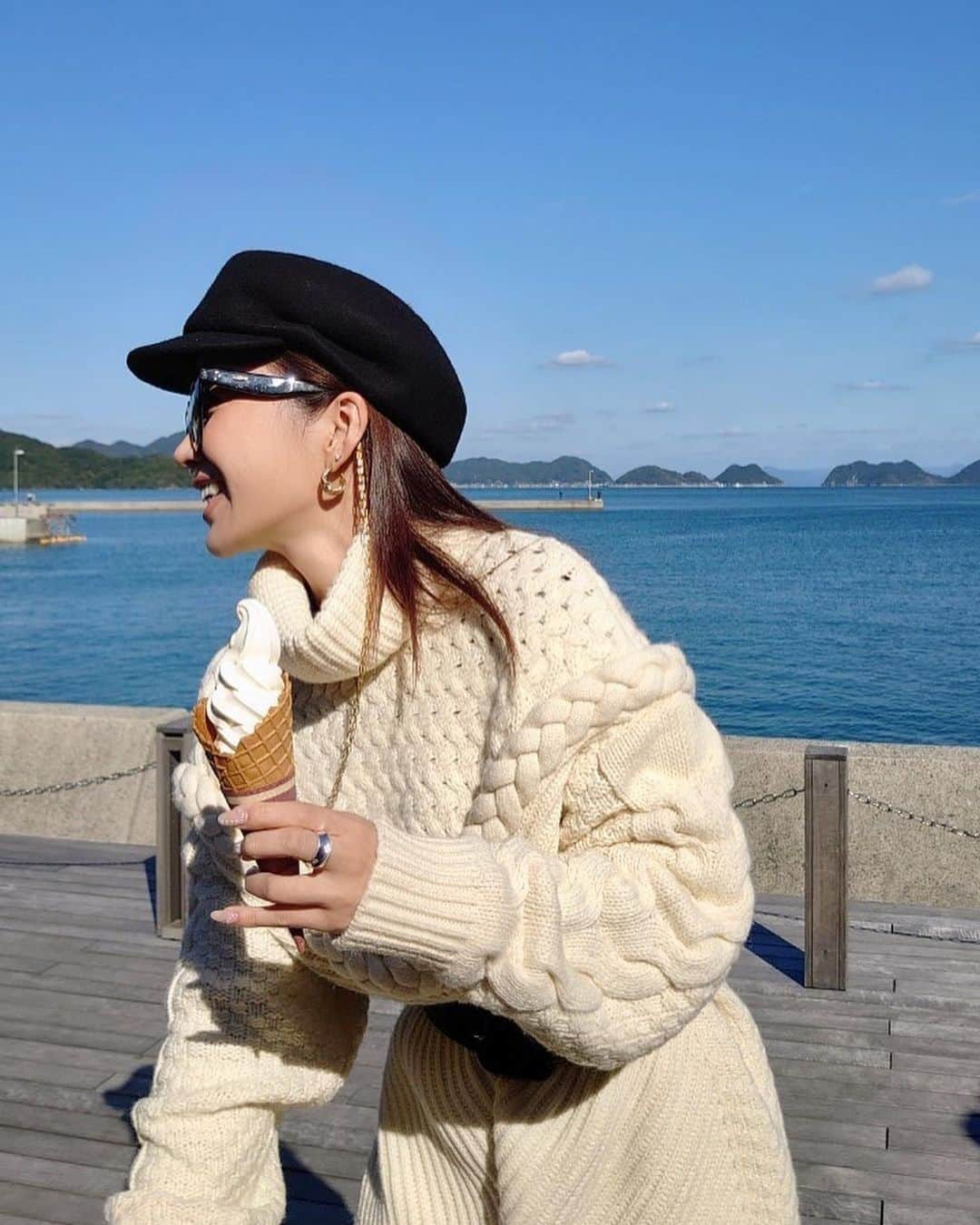 梯真奈美さんのインスタグラム写真 - (梯真奈美Instagram)「はぁ〜♡  目の前に広がる青い海に青い空。 そして美味しい空気！  自然の恵みのおかげで、とびっきりエネルギーチャージできました🌈🙏  🍦  #食後のアイス #センザキッチン #山口県 #長門市 #eimy #eimyistoire」11月8日 19時08分 - official_manami