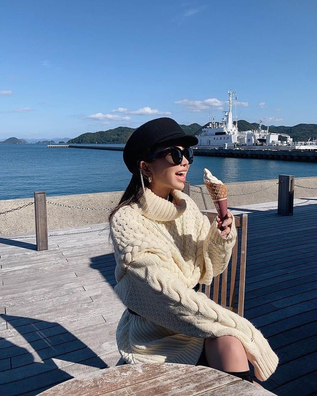 梯真奈美さんのインスタグラム写真 - (梯真奈美Instagram)「はぁ〜♡  目の前に広がる青い海に青い空。 そして美味しい空気！  自然の恵みのおかげで、とびっきりエネルギーチャージできました🌈🙏  🍦  #食後のアイス #センザキッチン #山口県 #長門市 #eimy #eimyistoire」11月8日 19時08分 - official_manami