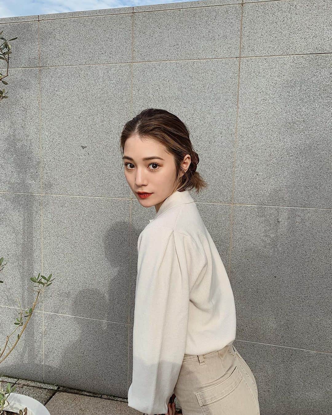 浪花ほのかのインスタグラム：「たまには赤リップも(*¨*) ベージュすぎるコーデ、タグしておきます🖤🖤」