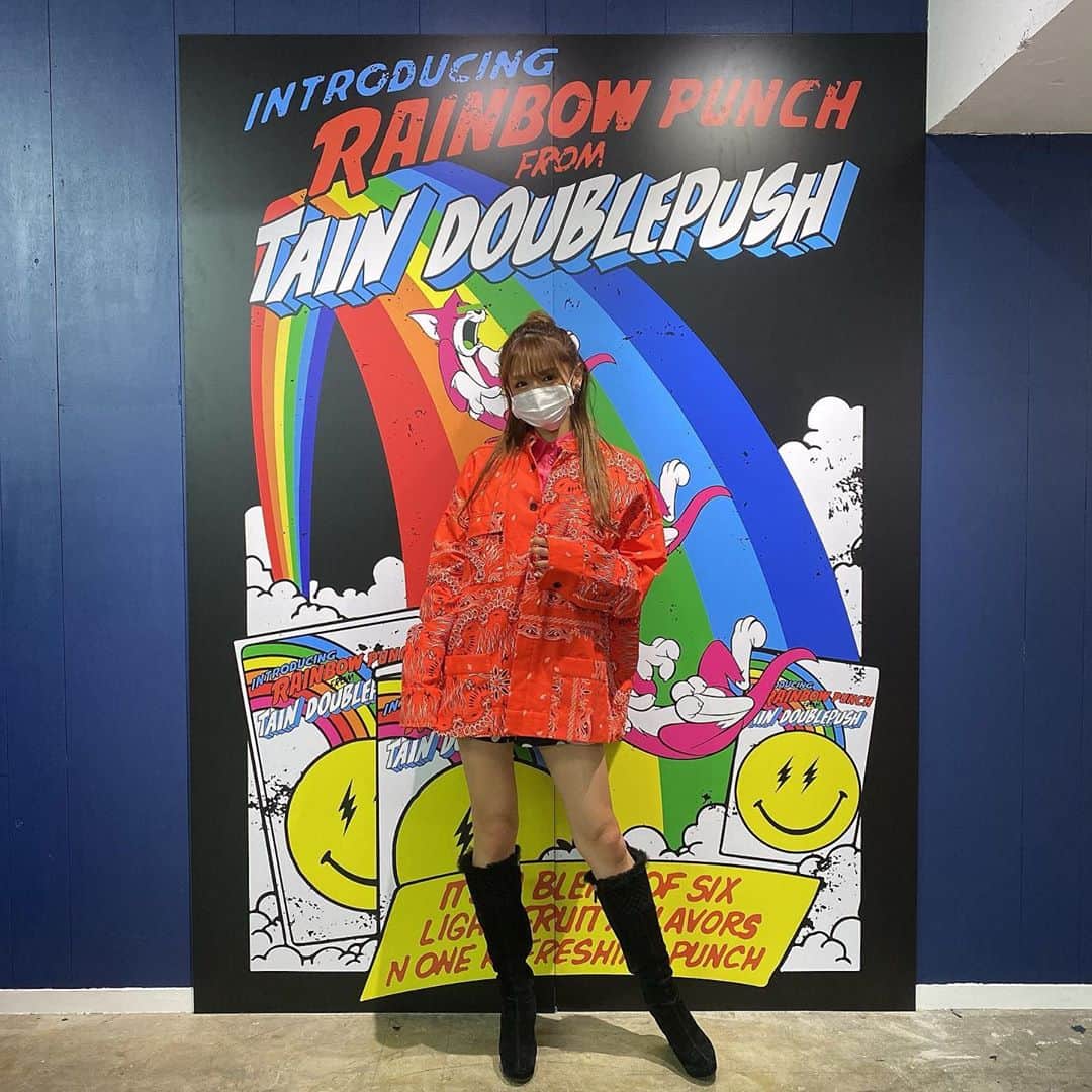 金山睦さんのインスタグラム写真 - (金山睦Instagram)「ハイストリートブランド ”TAIN DOUBLE PUSH” @tain_doublepush  の展示会に行ってきましたぁ✨✨  今シーズンから、RESTIRなど東京を代表するセレクトショップ各所での販売も決まっているそうです😊  私は、この写真の2020AWの赤いシャツと、2月に届く予定の2021SSのグリーンの柄シャツをゲットしました💕💕 可愛すぎる🥺💕💕  楽しかった✌️♬  #fashion #fashionlover」11月8日 19時11分 - kanayama_chika