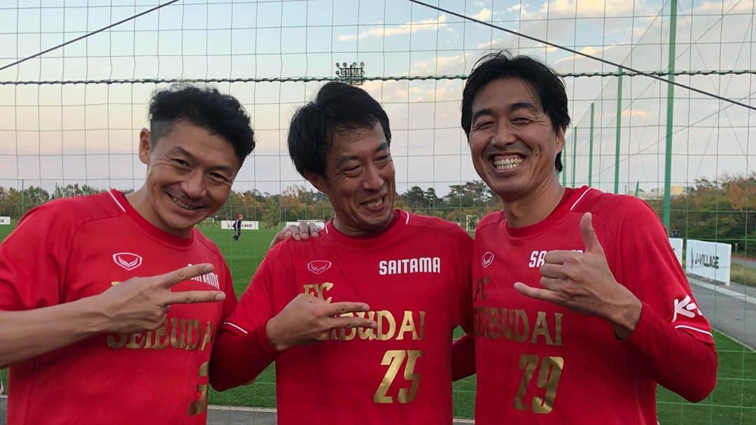 河合竜二さんのインスタグラム写真 - (河合竜二Instagram)「高校同級生の3人😂  小学校から対戦したり、中学時代は一緒に静岡遠征行ったり、公園でボール蹴ったり、お互いの家で遊んだり…  今こうしてまた一緒にガチ試合ができるのも〝フットボールのいたずら〟かもしれませんね🤔  あと２試合できるようにいい準備をしましょう😂  #西武台高校 #西武台高校サッカー部 #西武台高校14期生 #最弱の代 #FC鶴ヶ島 会田晃ニ #坂戸千代田 #プレデター浦安 田畑昭宏 #浅羽野 #浦和レッズ #ジェフ千葉 #コンサドーレ札幌」11月8日 19時21分 - ryuji.kawai444