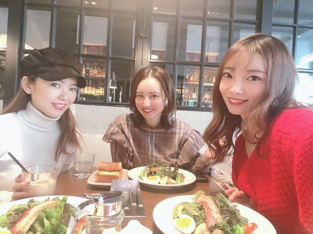 のインスタグラム：「マーサーのフレンチトーストが大好きな私達🍞💕 あっとゆーま過ぎていつも長居しちゃう☺️ . #lunch #マーサーカフェ #銀座ランチ #friends」