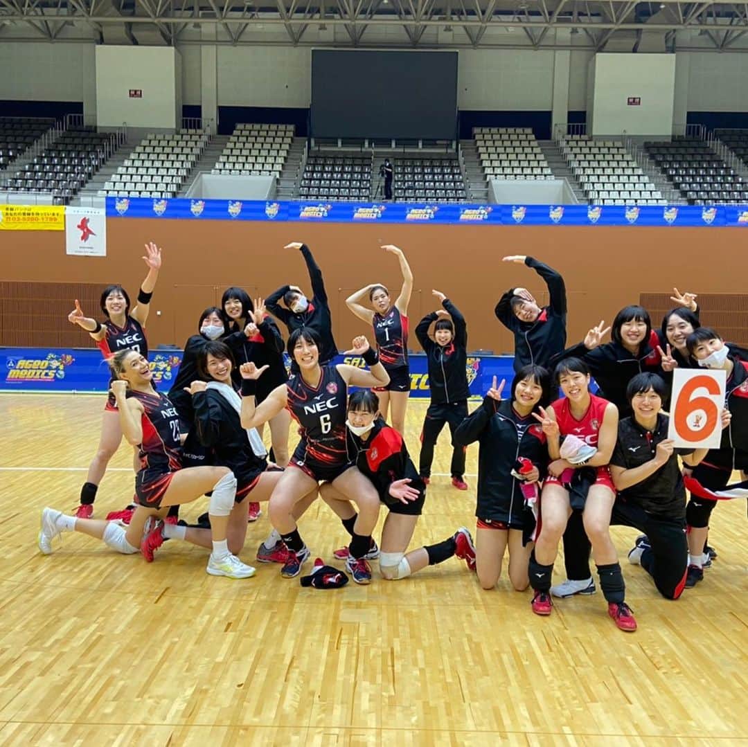 島村春世さんのインスタグラム写真 - (島村春世Instagram)「6勝目✨✨✨✨✨ 応援ありがとうございました！！！ この勢いのままホームゲームも頑張ります！！ ※後ろのポーズは失敗です笑  #Vリーグ #NECレッドロケッツ #6勝目 #上野香織 #ぶん #いつも冷静 #そしてきれいずき #ふったらたまに乗ってくれる #優しく頼りになるお方です #ギガではなくギアです #大容量パックの安心感」11月8日 19時36分 - nrr1_john