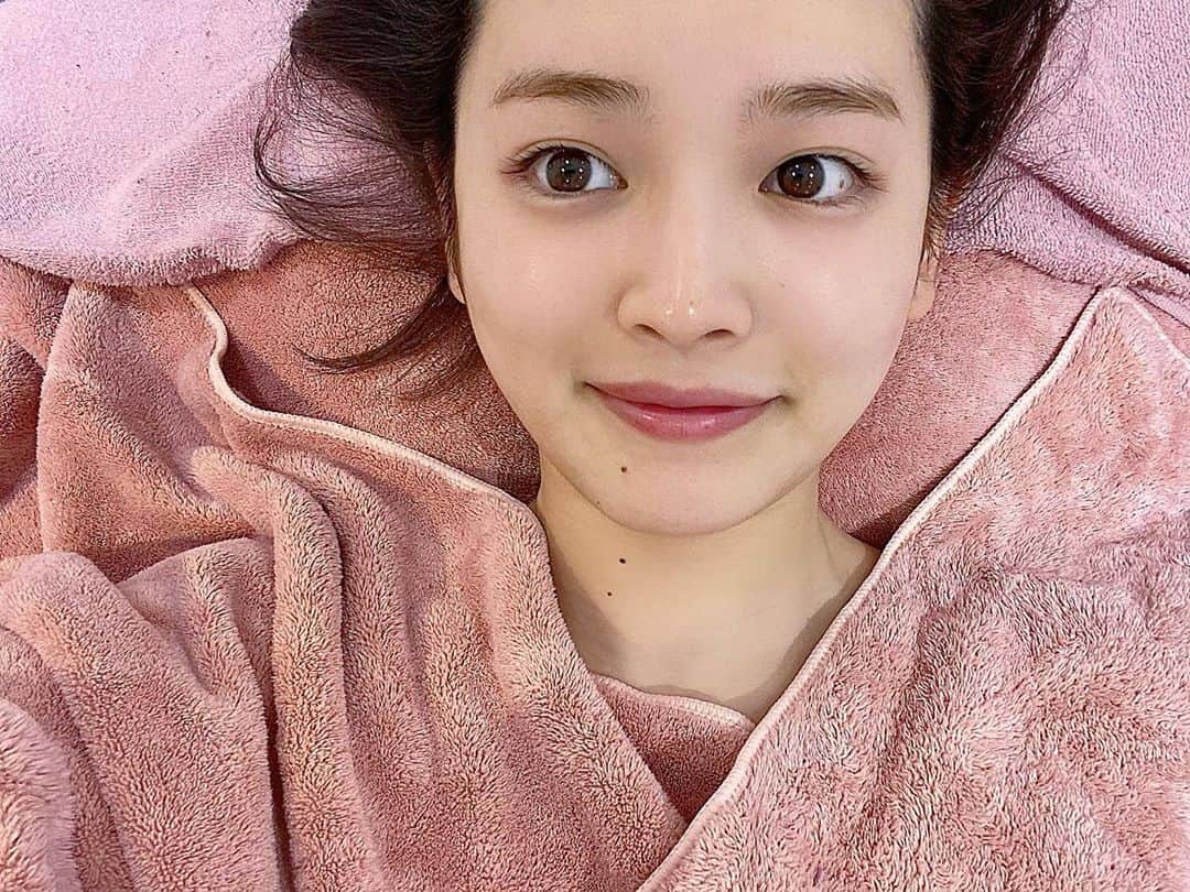 富久美玲のインスタグラム：「_ . 月1で通いたいと思ってたんですけど 気付けば2ヶ月経っておりました😂😂 . ニードレスインジェクター🧖🏻‍♀️✨ . 写真は左半顔が施術後です🤳 . 施術前の右半顔と見比べるとシュッと 顔が引き上がってるのが分かります💡 . 肌質も変わって顔もシュッとなって 本当に感激〜もう既に次が楽しみです♪ .」