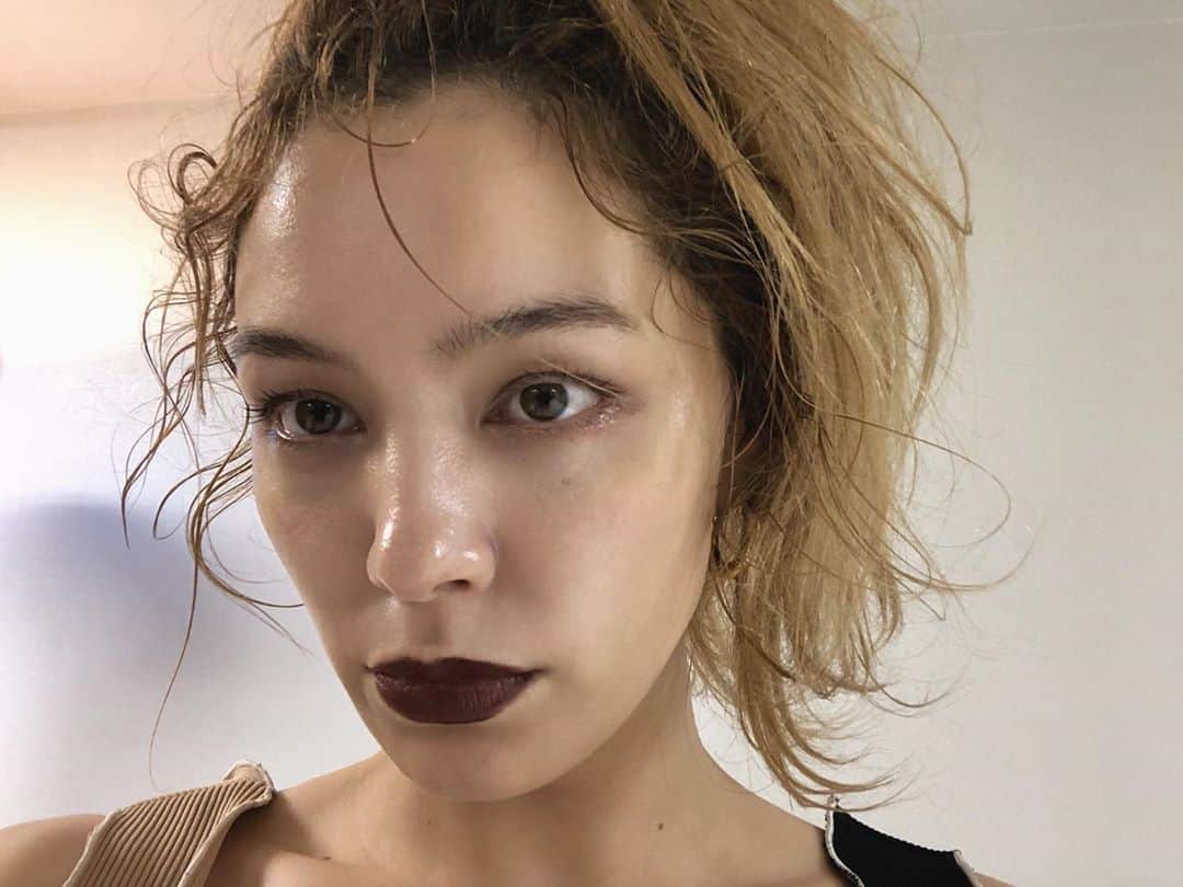ステファニーのインスタグラム：「🦅🖤 こういうのも新鮮だった！ #testshoot」