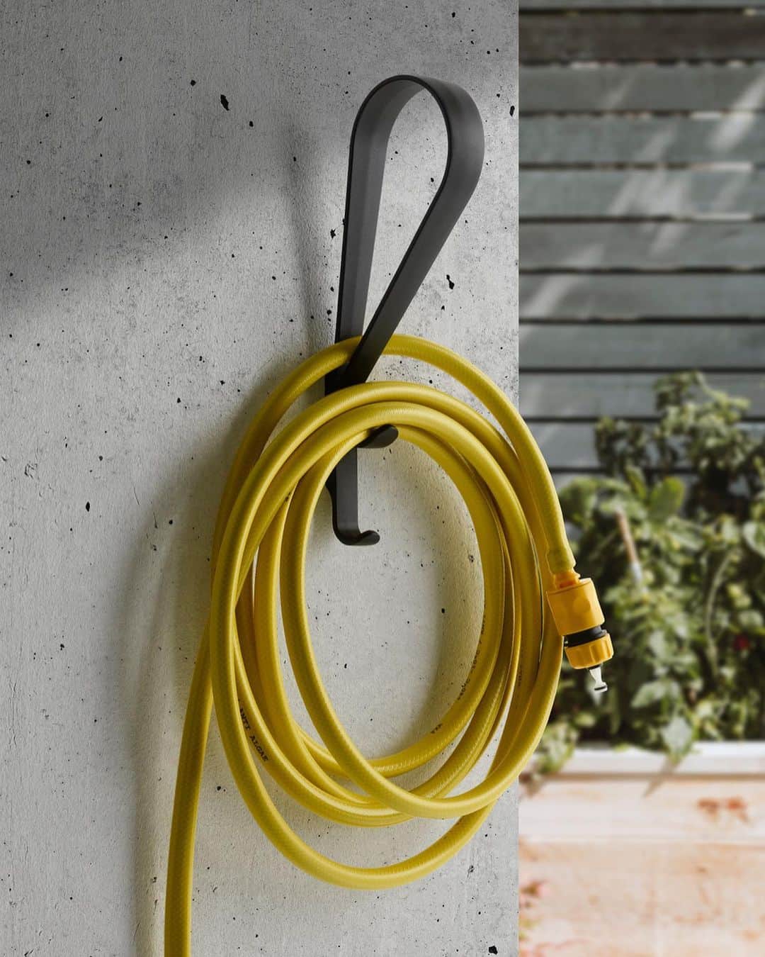 Artekさんのインスタグラム写真 - (ArtekInstagram)「Made of die-cast zinc, the Tupla Wall Hook, designed by @ronanerwanbouroullec suits both indoor and outdoor use – and not just for your wearable goods. Get one at your nearest Artek distributor to up your storage game, for house and garden. Find out more via link in bio. #tuplawallhook #ronanerwanbouroullec  #ahookforallseasons」11月8日 19時28分 - artekglobal