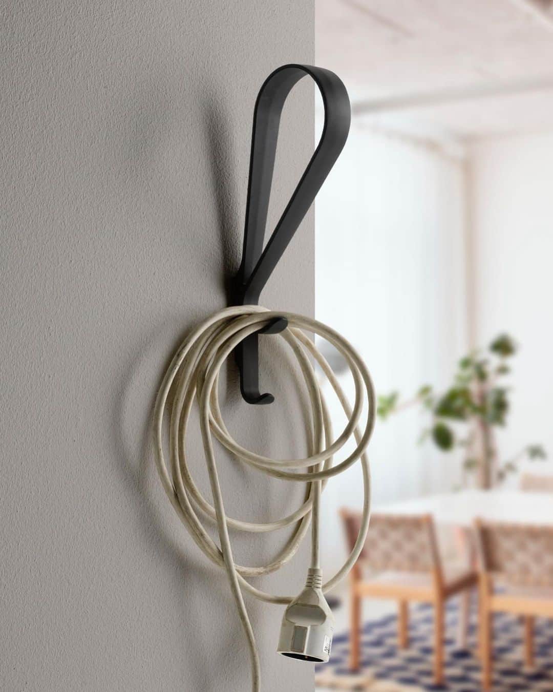Artekさんのインスタグラム写真 - (ArtekInstagram)「Made of die-cast zinc, the Tupla Wall Hook, designed by @ronanerwanbouroullec suits both indoor and outdoor use – and not just for your wearable goods. Get one at your nearest Artek distributor to up your storage game, for house and garden. Find out more via link in bio. #tuplawallhook #ronanerwanbouroullec  #ahookforallseasons」11月8日 19時28分 - artekglobal
