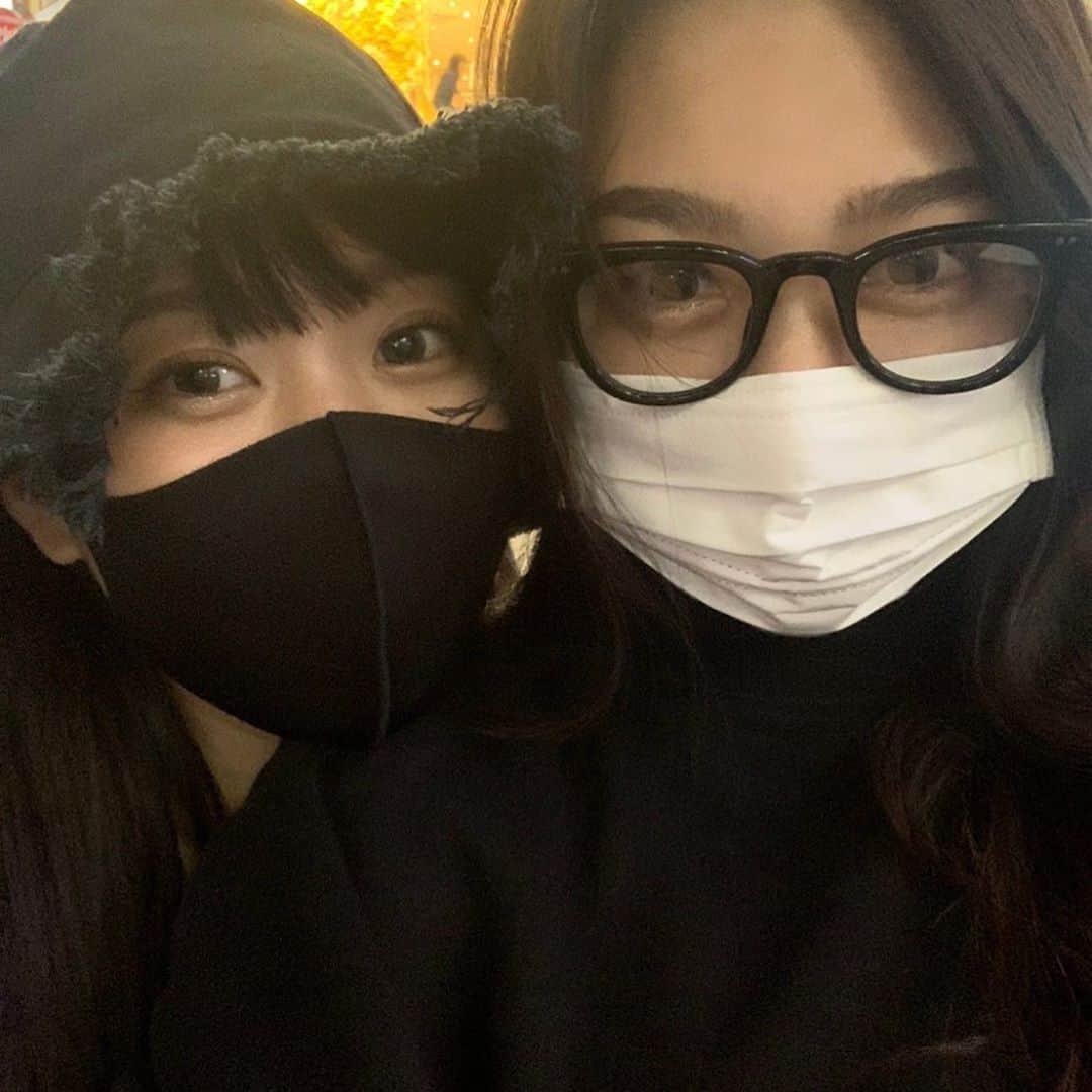 山下恵奈のインスタグラム：「🖤💞🖤💞🖤 #帽子もメガネもわての」