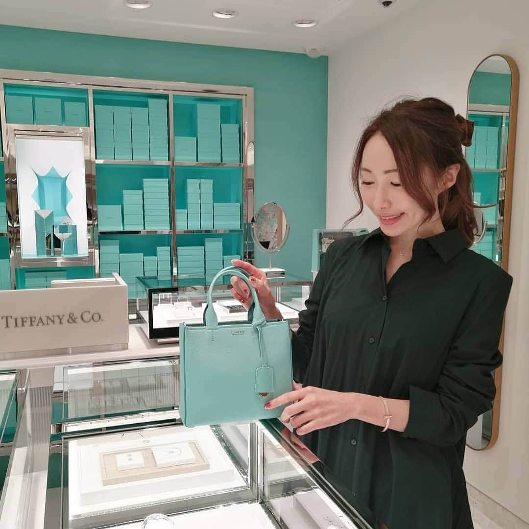 のインスタグラム：「リニューアルオープンした松坂屋本館2階のティファニー(@tiffanyandco )へ行ってきました✨✨ 女子の憧れティファニー 💍 新しい店内はとっても広くて密を気にせず、ゆったりとお買い物できます * 店内の装飾も本当に素敵です🌿🌿 ジュエリーはもちろんだけど、バッグもかわいすぎる~♡ ティファニーブルーのミニバッグはサイズ感もちょうど良さそう👜  1枚目の写真ではバッグと共にT iffany T1シリーズ のブレスレットもお試しさせて頂いています✨  とってもキラキラでした🌠 他にもイエローダイヤのネックレス&リングもお試しさせて頂きました✨💍✨ありがとうございます!♥️ もうすぐ、クリスマスシーズン到来 ！ 自分へのプレゼントや 大切な人へのプレゼントとしてもオススメです 😘😘 皆さんも是非松坂屋名古屋店に足を運んでみてくださいね🚩🚩 *  @matsuzakayangy #松坂屋アンバサダー #PR #松坂屋名古屋店　#tiffany #ティファニー #ティファニーブルー　 #リニューアル #ジュエリー #リング #ネックレス #キラキラ # #クリスマス #クリスマスプレゼント」