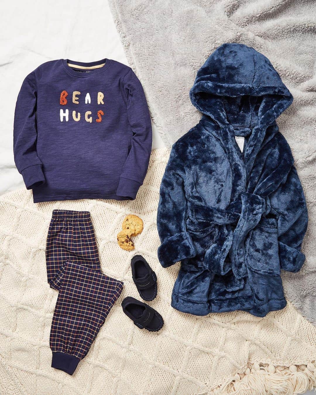 のインスタグラム：「Sundays were made for for teddy bear cuddles and cookies 🐻🔎PJs: 275-459 Slippers: 683-103 Dressing Gown: 777-062 #nextkids #nextkidswear」