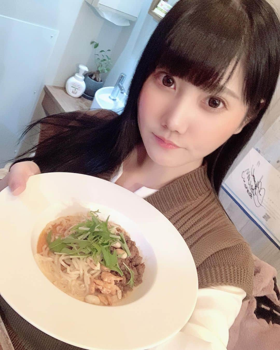 小鳥遊くれあさんのインスタグラム写真 - (小鳥遊くれあInstagram)「ダンスレッスンでお世話になってる先生から おいしいお店教えてもらったので 行ってきました💓  辛さもしびれも好きなレベルを選べるから すごく良き！！  #担々麺のはこ」11月8日 19時34分 - kurea_primo