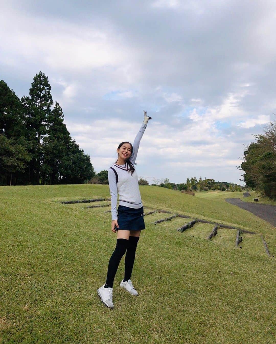 大見謝葉月さんのインスタグラム写真 - (大見謝葉月Instagram)「久しぶリのコース⛳️ ドライバーは安定してるけどパターがダメダメでした🙉 #golf #ゴルフ女子 #ゴルフコーデ #instagolf」11月8日 19時34分 - h_a_z_k_i