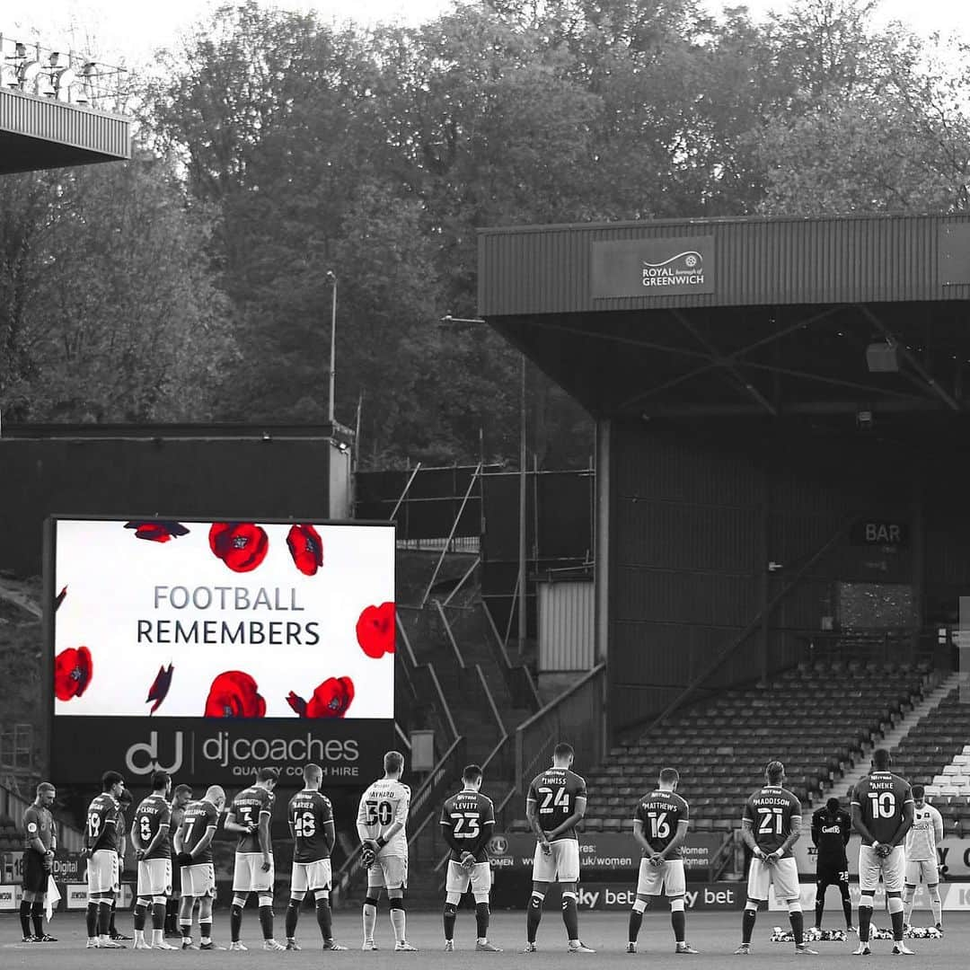 ジョナサン・ウィリアムズのインスタグラム：「Remembrance Sunday 🌹 #lestweforget🌹」