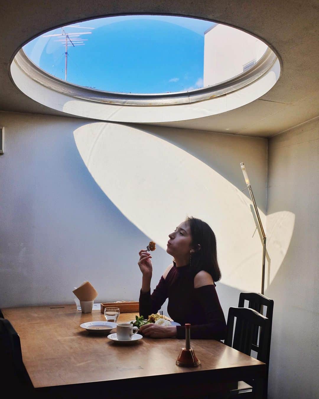 のインスタグラム：「tenement @広尾 丸い窓から #青空 がのぞく #テネメント の特等席。お昼は日光が降り注ぎ、とっても開放的な気分に🌈✨  . #宮崎県 出身の店主が腕をふるうのは、地元の食材を使った #郷土料理 。 . 宮崎名物 #チキン南蛮 with タルタルソース。ジューシーな薩摩地鳥と九州の甘辛ダレのコンビネーションがたまらない🐥💓 #tenement #広尾 #hiroo #広尾カフェ #hiroocafe #東京カフェ #tokyocafe #tokyo2020 #カフェ巡り #カフェ好きな人と繋がりたい #カフェ」