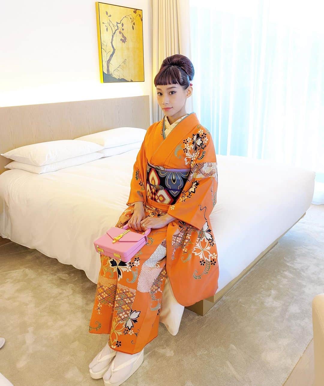 マドモアゼル・ユリアのインスタグラム：「※現在は締め切っております。 たくさんのお問い合わせありがとうございました！🙇🏻‍♀️  今日は皆様にお知らせです😊 現在、着付講師を現役でしている母と、私の自宅でお友達向けに着付の教室をやらせて頂いているのですが、嬉しい事にレッスンを受けてみたいというメッセージを多数頂いたので、虎ノ門のエディションホテルさんのお部屋で一般の方向けにセミプライベートレッスン(1レッスン2名様まで)という形で着付のお教室を月に一回、4月までの半年間母と共にやらせて頂く事になりました！👘🌸 全6回のレッスンで1コマ80分になります。手ぶらで何も持参せずにご参加頂けますのでご安心ください😊👘 今月の24日(火)から開始しようと思っております。 月1回、今月以外は毎月第三火曜日に開催します。時間は以下の通り3コマありますので、この中から選択して頂く形になります。 14:30-15:50 16:30-17:50 18:30-19:50 本日から募集を開始しますので、ご興味持たれた方、詳細をご希望の方、質問等お気軽にこちらのメールアドレスまでご連絡ください。 botankimono@mademoiselleyulia.com 担当からお返事いたします。DMでのお問い合わせは受け付けておりません🙇🏻‍♀️  基本的に6回全て通える方を優先させていただきます🙇🏻‍♀️ またお友達と通いたい方、レッスン内容にご希望がある方も大歓迎です！😊 よろしくお願い致します🙇🏻‍♀️❤️ @toranomonedition #editionhotel #toranomonedition #着付教室 #アンティーク着物」