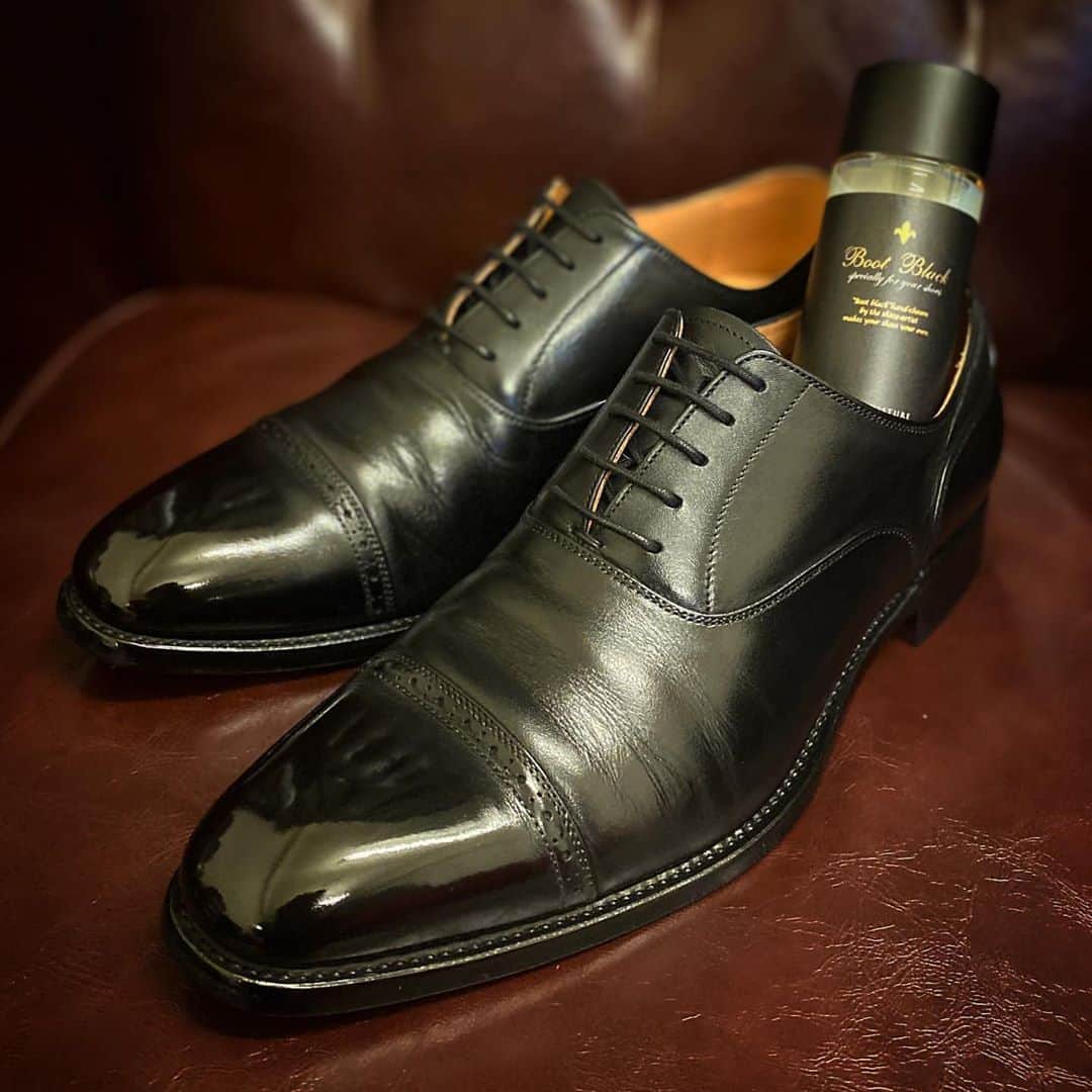 bootblack_officialさんのインスタグラム写真 - (bootblack_officialInstagram)「Sanyo Leather x GAKU by Scotch Grain  Boot Black Rich Moisture provides flexibility on the leather. Organic argane oil, macadamia nut butter, sunflower butter and Carnauba wax are contained.   #columbus#bootblack#artistpallet#shoecare#shoeshine#shoepolish#shoegazing#shoestagram#mensshoes#mensfashion#leathershoes#highshine#madeinjapan#japanmade#japanmadeshoecare#japan#nagoya#gakuplus#sanyoleather#scotchgrain」11月8日 19時39分 - bootblack_official
