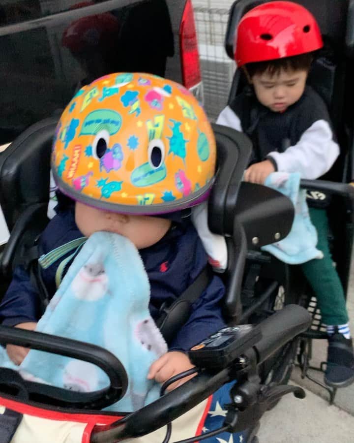 のインスタグラム：「練習後に公園へ…💨  沢山遊んで疲れたのか、家に到着すると…💤 #dtのオフ」