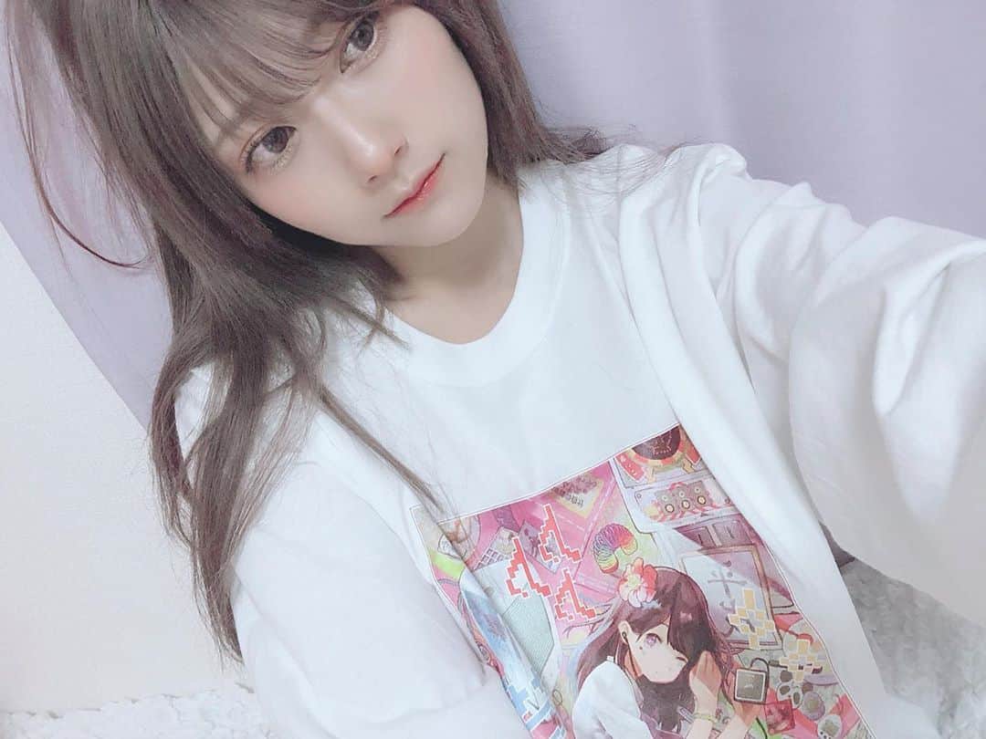 山田麻莉奈さんのインスタグラム写真 - (山田麻莉奈Instagram)「. かわいいTシャツと、 隣で寝てるもふ。  よく見るとおてて....あざとい。かわいい。  Tシャツはつるしまさんの。 ( @tsuru_oden ) つるしまさんのイラストほんと好き🌈🦄💓」11月8日 19時53分 - marina.yamada_324
