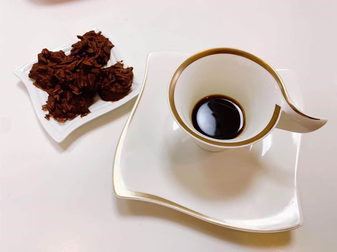 本山なみのインスタグラム：「#手作りチョコレート #食感がたまらない  #wedwood #ティーカップ」