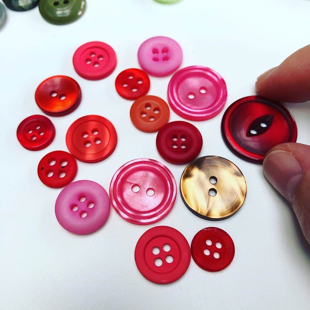 森井ユカさんのインスタグラム写真 - (森井ユカInstagram)「以前ニューヨークのクラフト素材屋で買った、ボタンの詰め合わせセット、$6.5。なかなか楽しいんだけどぜんぜん減らないんだこれがまた😅  Assorted buttons, $6.5, from a craft materials store in New York City, quite fun. But not much reduction😅  （Blick Art Materials）  #ボタン #buttons」11月8日 19時46分 - yukamorii