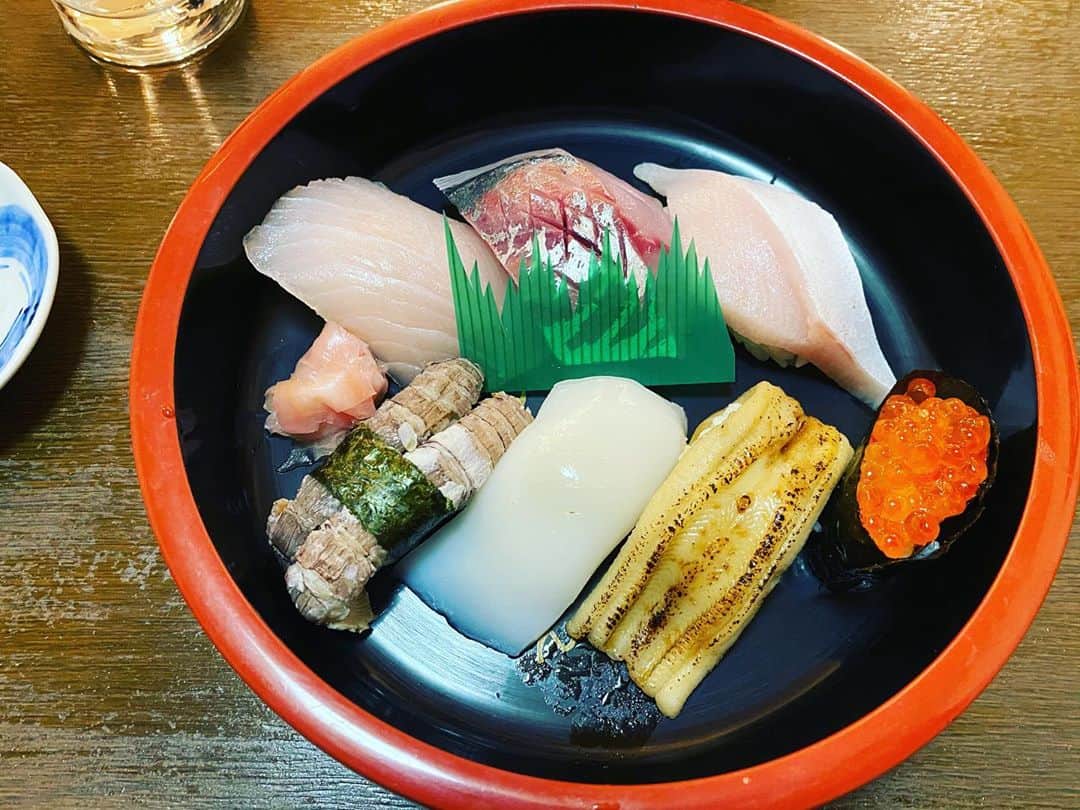 谷本貴義のインスタグラム：「フジグラン20周年イベントが無事終わった♪ 久々に皆さんの前で歌って楽しかったー！未確認飛行機は初披露だったのです。山口のみなさん、遠方からも来ていただいたみなさん、ありがとう！またお会いしましょう♪ 仕事終わりにみんなで行ったお寿司やさん、メニューが面白不思議なので掲載させてもらったよぅ。ネタが大きすぎるんだけど写真ではつたわりませんがー。  #山口県　#宇部市　#味処みさき　#フジグラン山口」