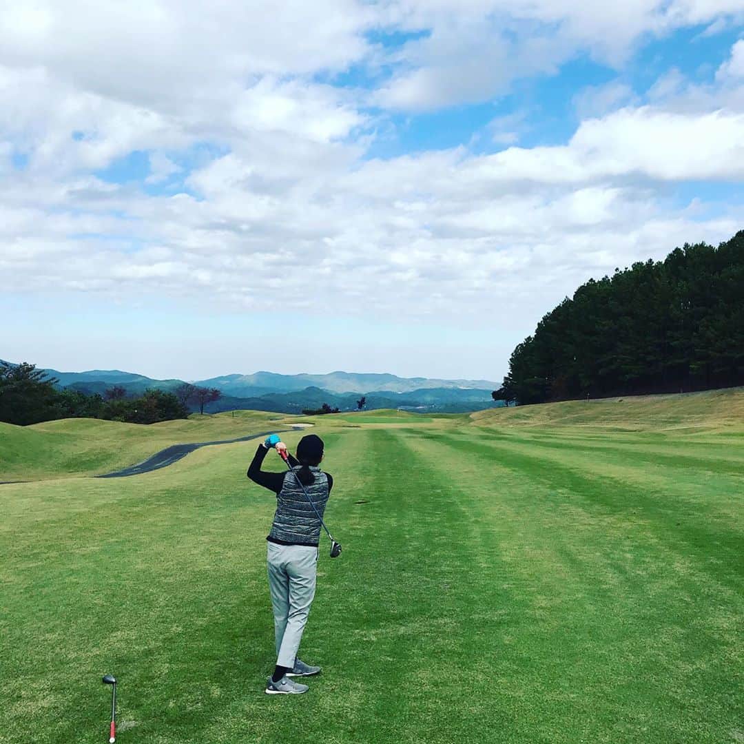 福田葉子さんのインスタグラム写真 - (福田葉子Instagram)「疲れた時こそゴルフへ。朝6時半から半日、仕事のことを考えずラウンドに没頭できました。埼玉のおごせGCは山頂からの眺めがいいゴルフ場。前半と後半でグリップ変えたら一気にスコアが縮まりました。ゴルフって面白いなー。からの焼肉と生ビール、最高です。 あとは帰宅して「麒麟がくる」観て爆睡するだけー。至福の日曜日。 #weekend #golf #earlybird #refresh #fun #sunnyday #週末　#ゴルフ　#おごせゴルフクラブ #ストレス発散 #焼肉　#大河ドラマ　#麒麟がくる #日曜日」11月8日 19時48分 - yoyoyokoko
