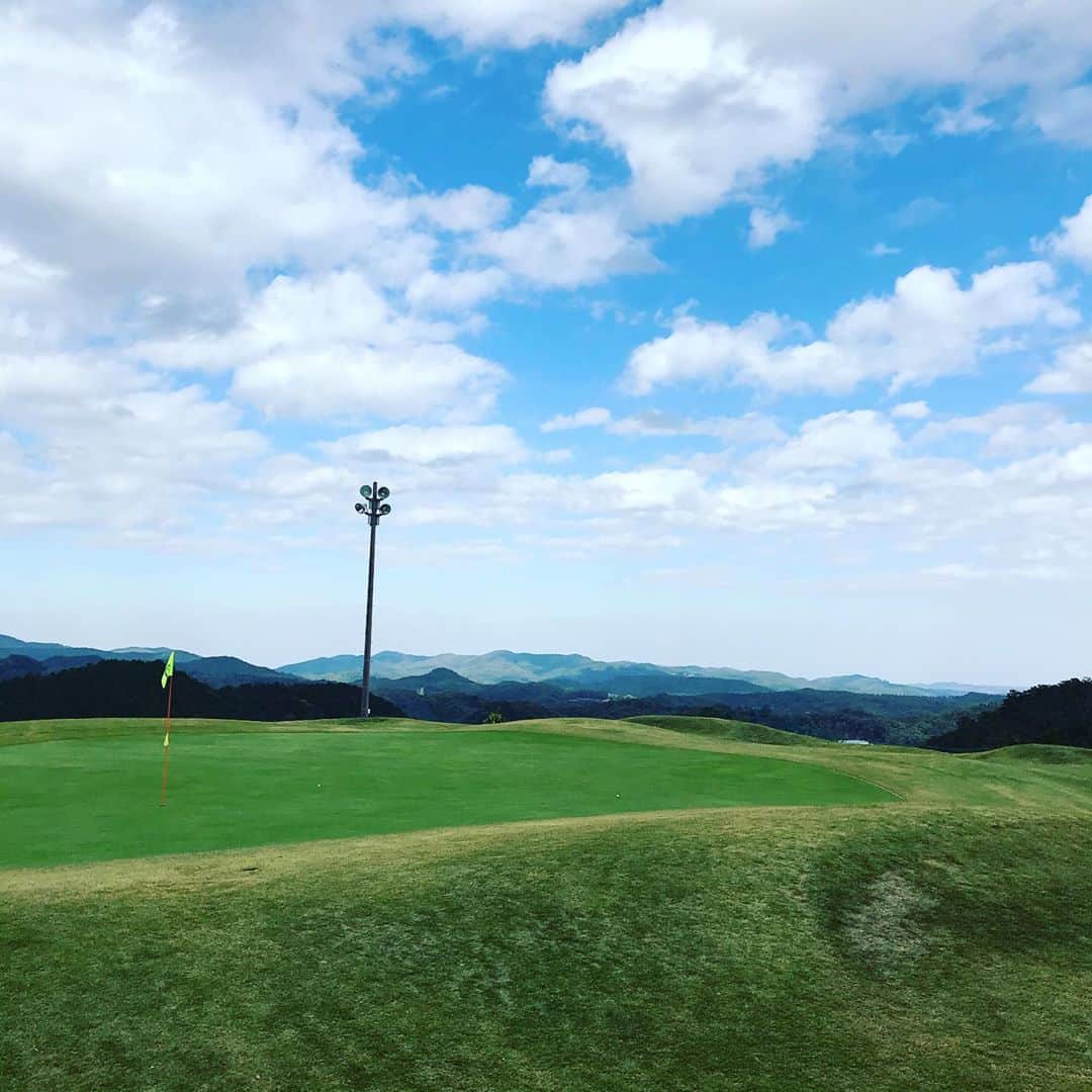 福田葉子さんのインスタグラム写真 - (福田葉子Instagram)「疲れた時こそゴルフへ。朝6時半から半日、仕事のことを考えずラウンドに没頭できました。埼玉のおごせGCは山頂からの眺めがいいゴルフ場。前半と後半でグリップ変えたら一気にスコアが縮まりました。ゴルフって面白いなー。からの焼肉と生ビール、最高です。 あとは帰宅して「麒麟がくる」観て爆睡するだけー。至福の日曜日。 #weekend #golf #earlybird #refresh #fun #sunnyday #週末　#ゴルフ　#おごせゴルフクラブ #ストレス発散 #焼肉　#大河ドラマ　#麒麟がくる #日曜日」11月8日 19時48分 - yoyoyokoko