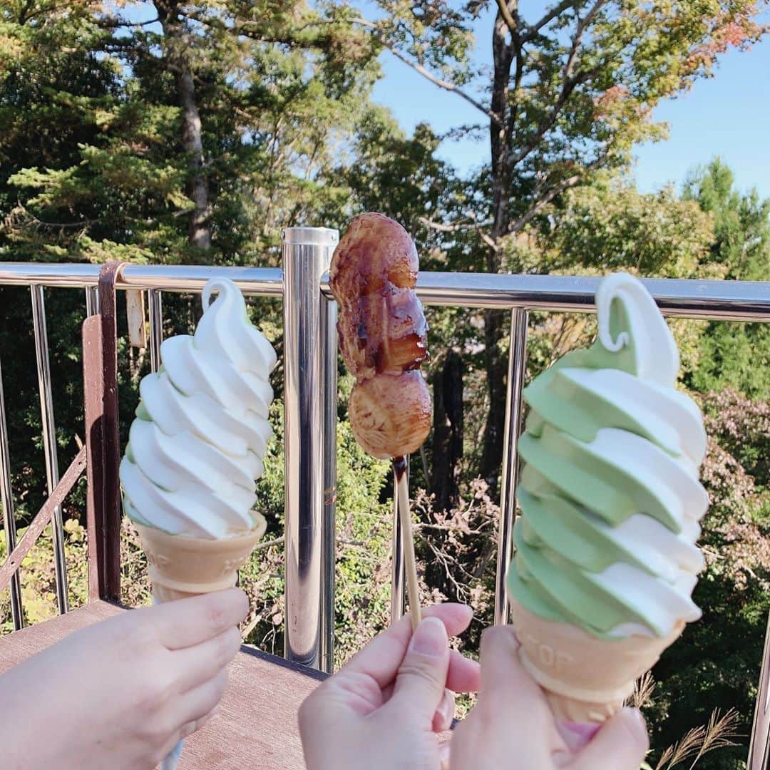 小桃音まいのインスタグラム：「🍦. . 登山の休憩中にお団子と. ソフトクリーム食べました❤︎. . 歩いて暑くなった所に食べる. 冷え冷えソフトクリーム最高でした🥺. （すぐに寒くなったけど笑）. . 帰りに天狗焼きも買ったけど. 写真撮る前に食べちゃったよね😌🍁. .」