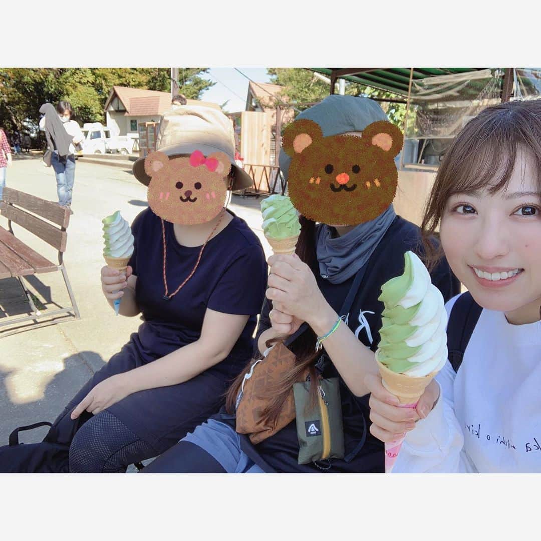 小桃音まいさんのインスタグラム写真 - (小桃音まいInstagram)「🍦. . 登山の休憩中にお団子と. ソフトクリーム食べました❤︎. . 歩いて暑くなった所に食べる. 冷え冷えソフトクリーム最高でした🥺. （すぐに寒くなったけど笑）. . 帰りに天狗焼きも買ったけど. 写真撮る前に食べちゃったよね😌🍁. .」11月8日 20時02分 - kotonemai0824
