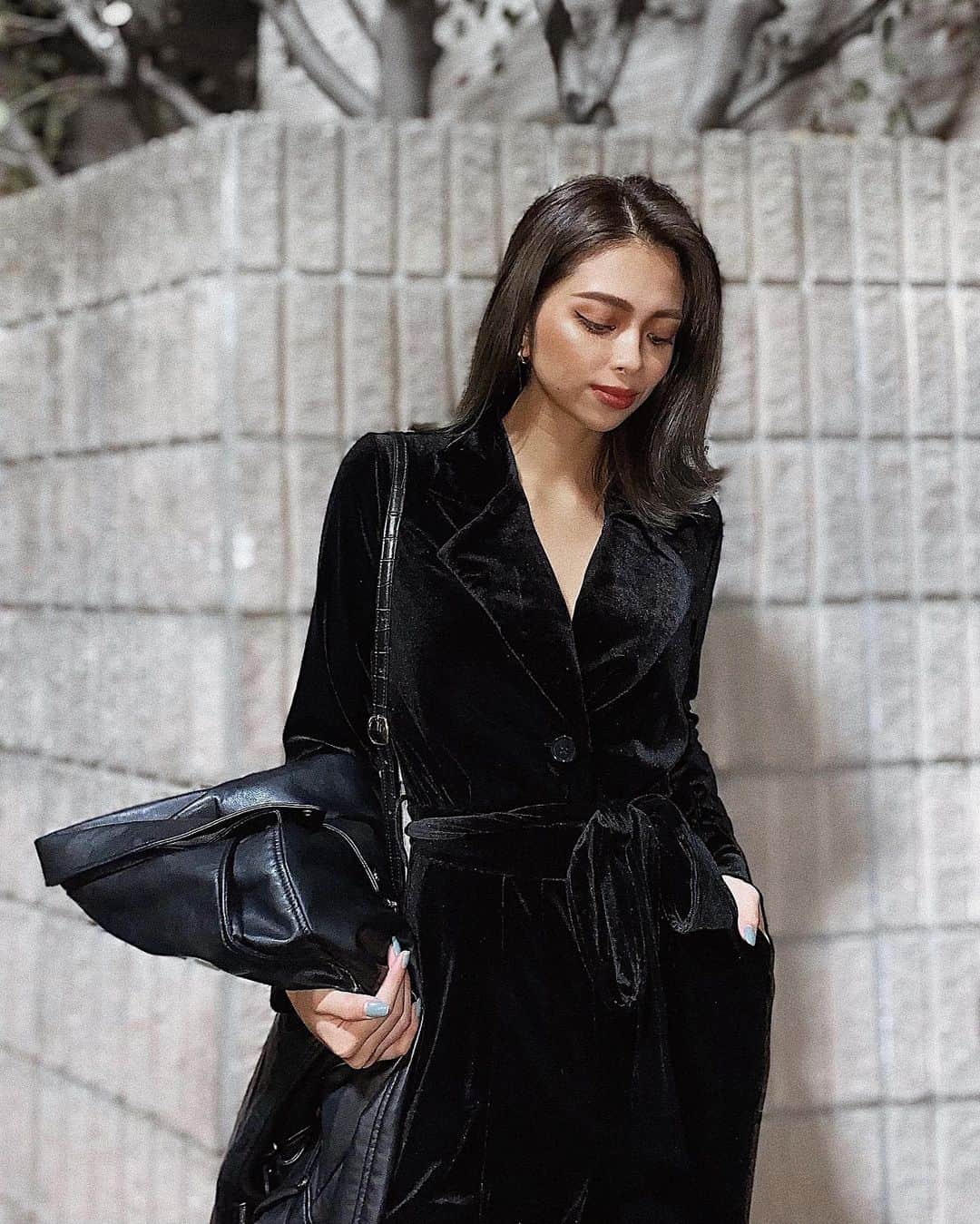 Airi Shibuyaのインスタグラム：「🖤🖤 . 気分で髪の毛暗くしちゃった またすぐ明るくしたくなるんだろうな〜😂 . @shaggie_official  . #black#ootn#ブラックコーデ#ブラック #shaggie#shaggie_ootd」