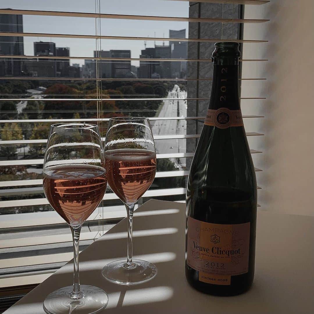 のインスタグラム：「🥂.  ESTERRE.  パレスホテル東京6階のフレンチレストラン.  お料理、食器、インテリアなど全てが美しくて、とても素敵な空間でした‪‪❤︎‬.  スタッフの方も皆さんあたたかくて、楽しい時間を過ごすことができました🥺💕.  #lunch #エステールパレスホテル東京」