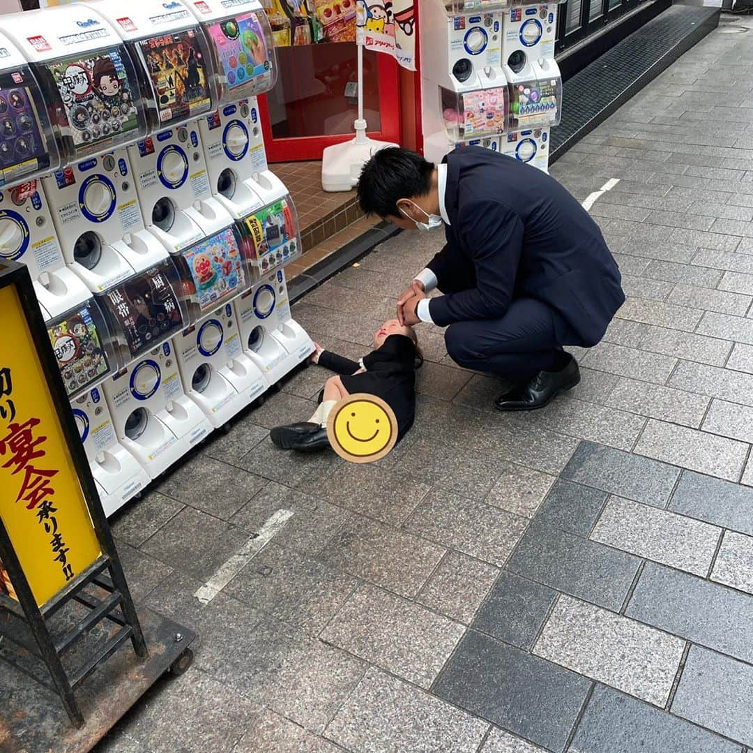 尾形貴弘さんのインスタグラム写真 - (尾形貴弘Instagram)「娘のイヤイヤ期は見事なまでの イヤイヤ期です！！ こないだ ガチャガチャで一番大当たりの アンパンマンが当たったのに、 チーズが良かったと大泣き。。。 一回やったからもうおしまいと言うと 見事に地面にひっくり返ってバタバタ。。 もう一回だけ、もう一回で終わりだとラスト一回は親が祈りまくりました。。 ただ、結果はドキンちゃんでした。 本当なら当たりじゃん！！！ でもチーズがほしい娘は泣き続けました。。。普段は可愛いのになーーーーー。大変だな2歳児。」11月8日 19時58分 - miku3_miku_9