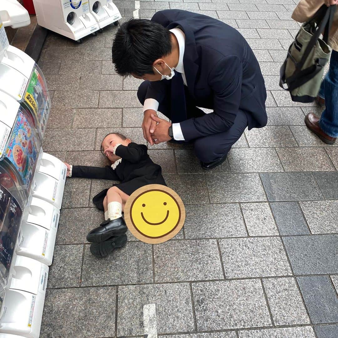 尾形貴弘さんのインスタグラム写真 - (尾形貴弘Instagram)「娘のイヤイヤ期は見事なまでの イヤイヤ期です！！ こないだ ガチャガチャで一番大当たりの アンパンマンが当たったのに、 チーズが良かったと大泣き。。。 一回やったからもうおしまいと言うと 見事に地面にひっくり返ってバタバタ。。 もう一回だけ、もう一回で終わりだとラスト一回は親が祈りまくりました。。 ただ、結果はドキンちゃんでした。 本当なら当たりじゃん！！！ でもチーズがほしい娘は泣き続けました。。。普段は可愛いのになーーーーー。大変だな2歳児。」11月8日 19時58分 - miku3_miku_9