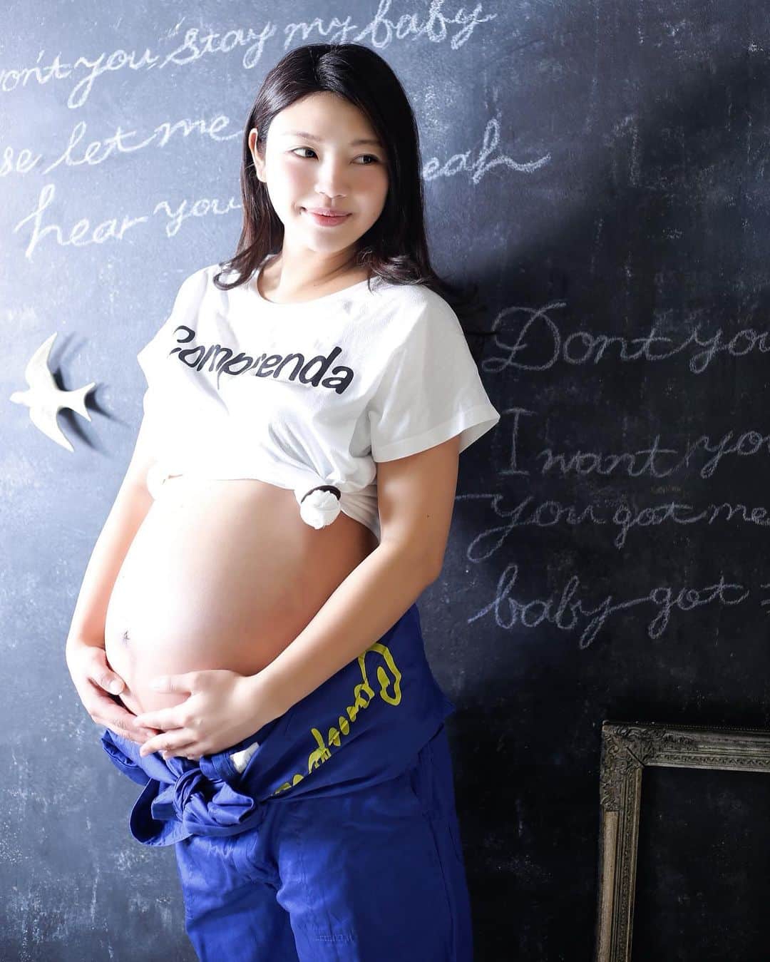 渡辺かなえのインスタグラム：「撮るつもりなかったのにギリギリになってやっぱりとっとくか！ってw#マタニティフォト　#マタニティフォト衣装  いつ産まれてもおかしくない臨月撮影w  #38w3d  もうお腹下がってる👶 #作業着妊婦」
