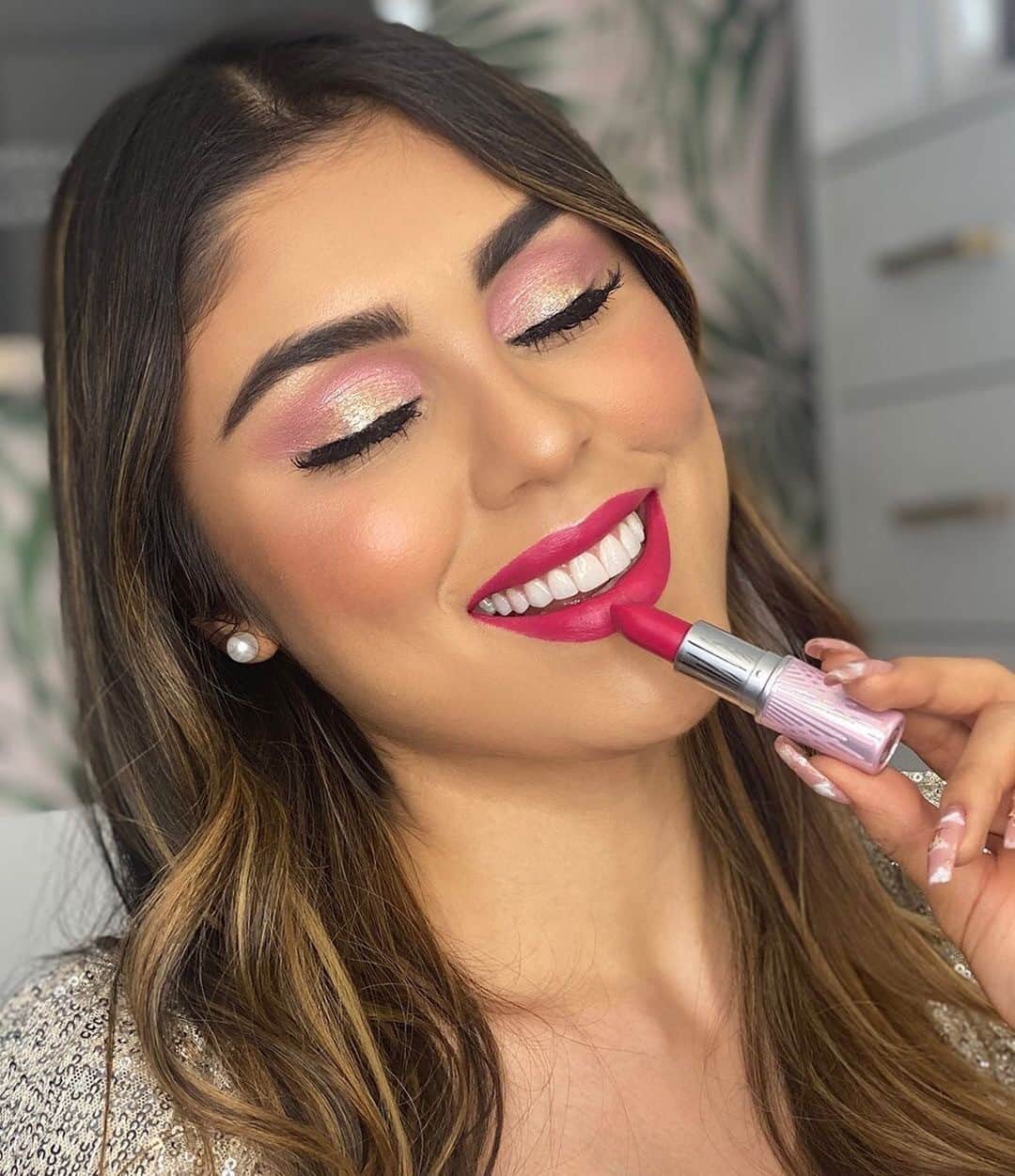 M·A·C Cosmetics UK & Irelandさんのインスタグラム写真 - (M·A·C Cosmetics UK & IrelandInstagram)「That feeling when #MACFrostedFirework finally arrives in the post ❄️💄⁠ Get into the holiday spirit with @pautips⁠ 💥 Lipstick / Frosted Firework in Heart Goes Boom⁠ ⁠ #regram @maccosmetics⁠ #MACChristmasGifts #MACChristmasGifts #MACCosmeticsUK #MACCosmetics  #MACChristmas #MACHoliday #MACLipstick #MACFrostedFirework ⁠」11月8日 20時01分 - maccosmeticsuk