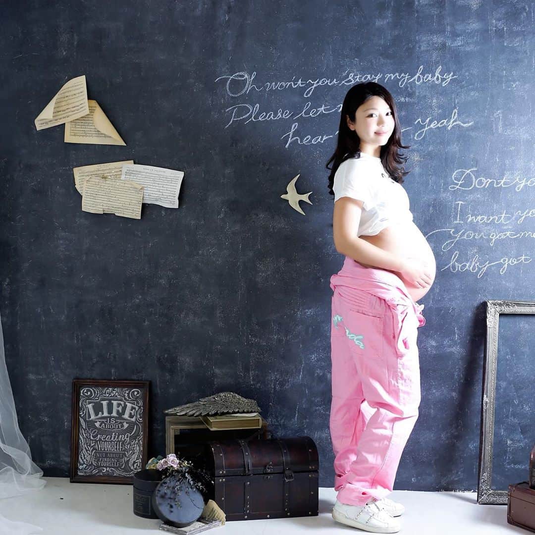 渡辺かなえのインスタグラム：「撮るつもりなかったのにギリギリになってやっぱりとっとくか！ってw#マタニティフォト いつ産まれてもおかしくない臨月撮影w  #38w3d  もうお腹下がってる👶 #作業着妊婦　@comprenda_official#マタニティフォト衣装」
