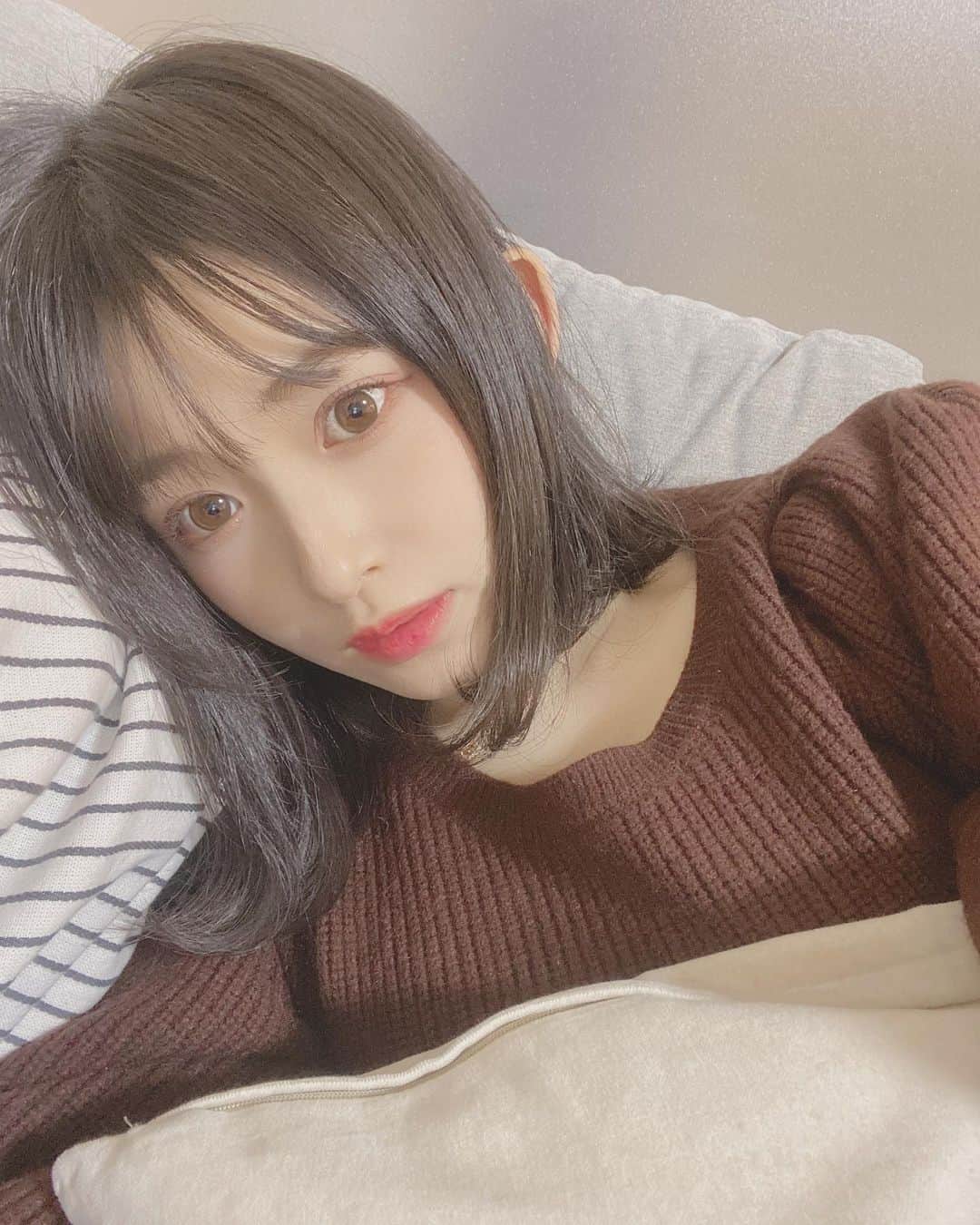 青木菜花のインスタグラム：「.﻿ .﻿ 髪の毛伸びてきた😶❤️﻿ みんなの今日の夜ご飯は何〜？😋﻿ .﻿ . #セルフィー #黒髪ボブ #instapic #instagood」