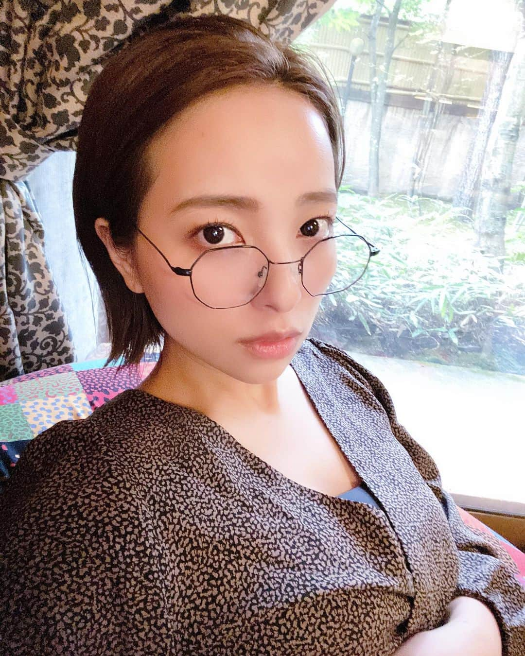 水崎綾女さんのインスタグラム写真 - (水崎綾女Instagram)「まるめがねとボルドーのアイシャドウが相性良いですな◡̈♥︎ #elegance #アイシャドウ #秋メイク #makeup #cosmetics」11月8日 20時06分 - misakiayame