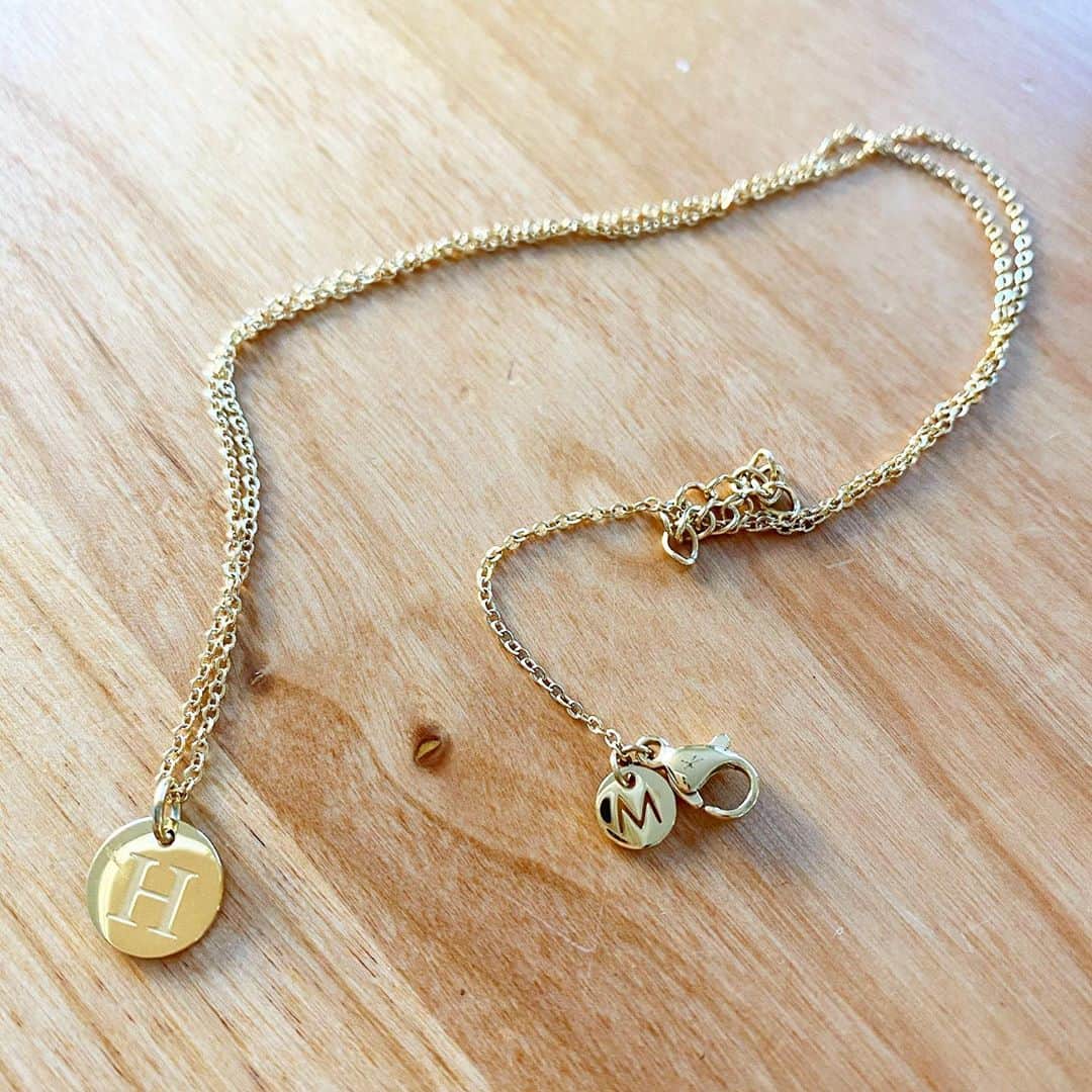 uta saitoのインスタグラム：「わー❤️ええのん 来たでーー❤️  リーズナブルなのに めちゃ可愛い❤️ @marcmirren さん。  実は少し前に イニシャルネックレスを お願いしました☺️❤️  Hは、タプさんの 頭文字🤤 でへでへ  毎日夫の頭文字を 首から下げている ストーカーの嫁…  とっても気持ち悪いですね！ いや、これも愛です🤤❤️  今回マークミレンさまに お願いして、 スペシャルなギフトコードを 作っていただきました✨  よく読んで… ギフトコード  ❤️tapusansukidesu❤️  （期限→2021/1/26まで）  これを打ち込んでください！ いま、キャンペーンで 大幅に割引されるので ぜひこのコードも併用してください✨  一緒に夫を愛でる妻に なってください❤️  こんな嫁で 溢れたらいいのに… 愚痴ではなくて どっちが愛されてるか力説する 井戸端会議…。  暑苦しいな😂  ＜＜キャンペーンについて＞＞ 11/12まで、シングルスデーセールを実施中🌿  「 公式サイトまさかの全商品20％オフ 」🌟🌟 割引ギフトコードも併用可！  コードによる割引は期間中のみ5%割引です （普段は15%だけど、今回は コード合わせて20%になるので 変わってます☺️）   送料無料＆30日以内、返品・交換無料   ブランド情報 スウェーデンでつくられた、女性による女性のためのデザイン。 金属アレルギー体質の人にも優しい、サージカルステンレスが使われています。 個人差はありますが、比較的アレルギー反応が出にくい素材のため、多くの方にお楽しみいただけます。  ●公式オンラインストア （https://marcmirren.com/）  @marcmirren #marcmirren #detailsbymm #マークミレン #北欧ジュエリー　  #旦那さんが好きすぎる件」
